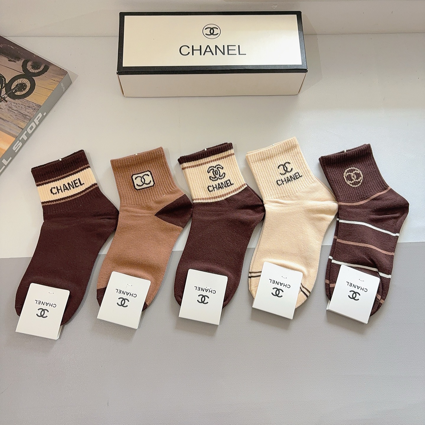 配包装（一盒5双）CHANEL 香奈儿经典中筒袜子❗️高版本纯棉材质柔软，秒杀市场普通货，经典的双C图案