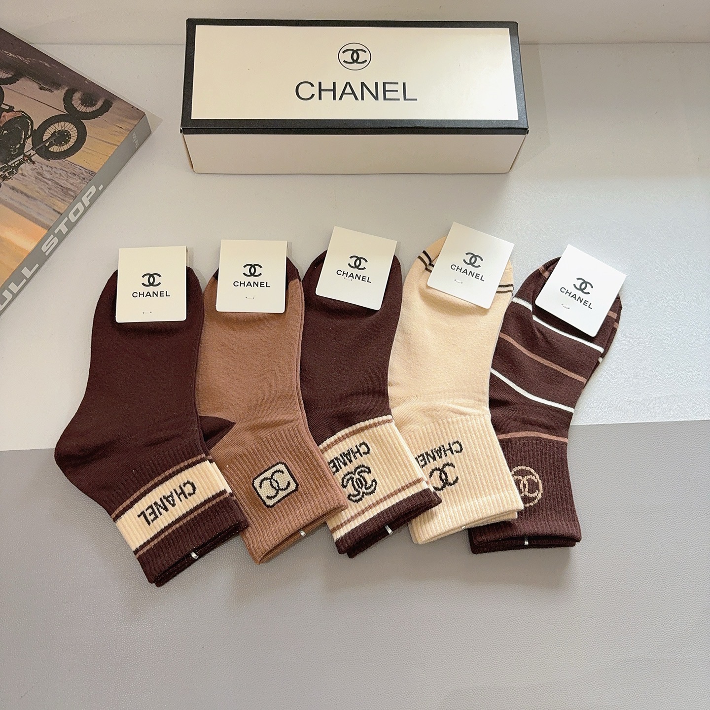 配包装（一盒5双）CHANEL 香奈儿经典中筒袜子❗️高版本纯棉材质柔软，秒杀市场普通货，经典的双C图案