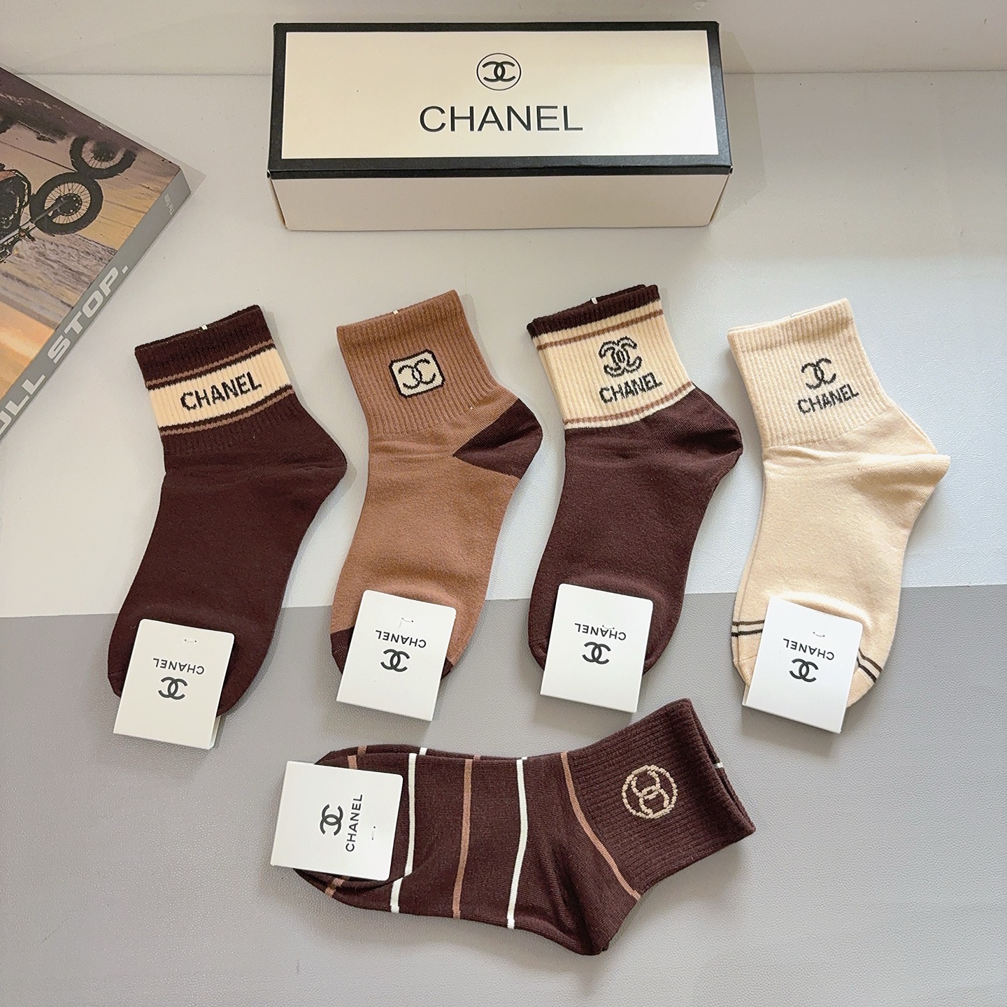 配包装（一盒5双）CHANEL 香奈儿经典中筒袜子❗️高版本纯棉材质柔软，秒杀市场普通货，经典的双C图案
