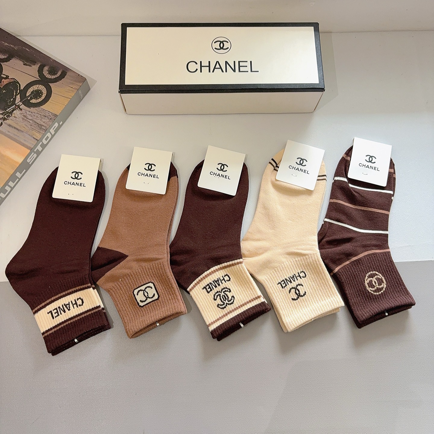 配包装（一盒5双）CHANEL 香奈儿经典中筒袜子❗️高版本纯棉材质柔软，秒杀市场普通货，经典的双C图案