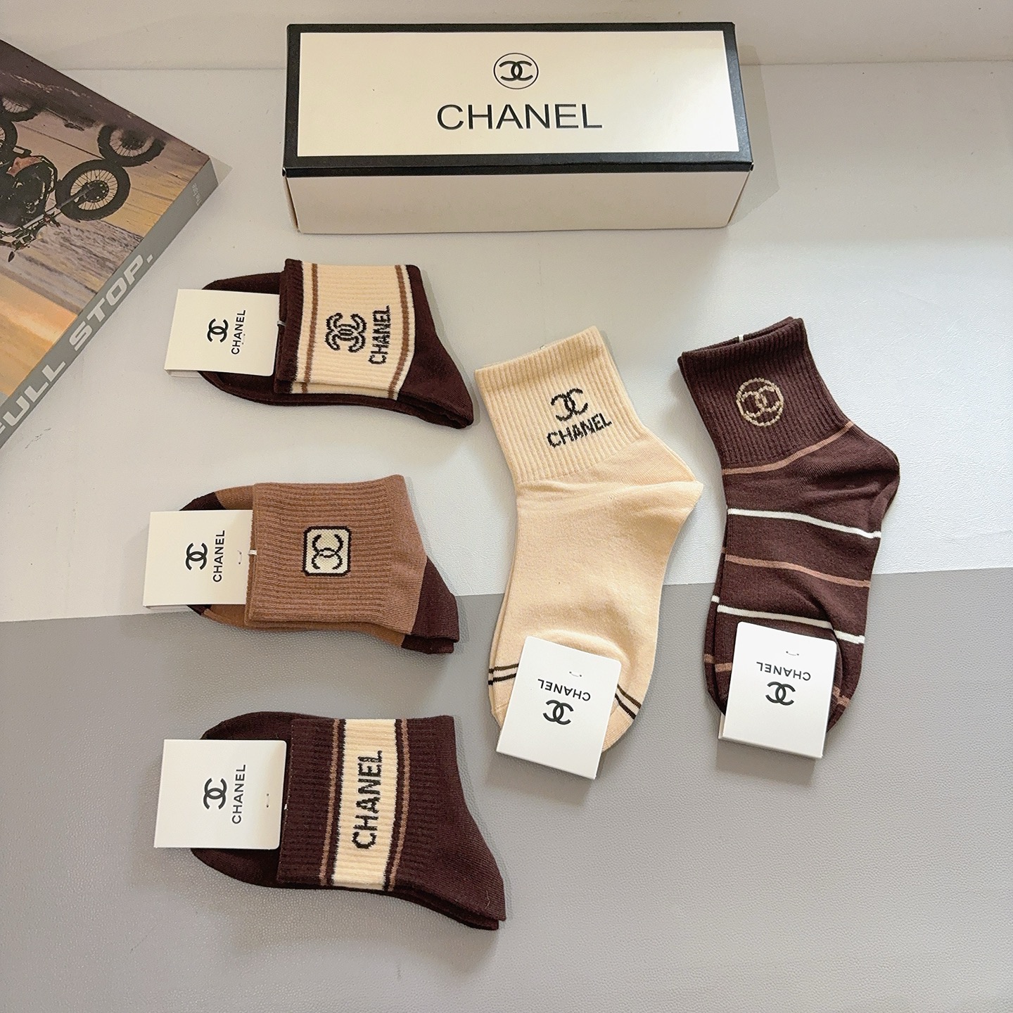 配包装（一盒5双）CHANEL 香奈儿经典中筒袜子❗️高版本纯棉材质柔软，秒杀市场普通货，经典的双C图案