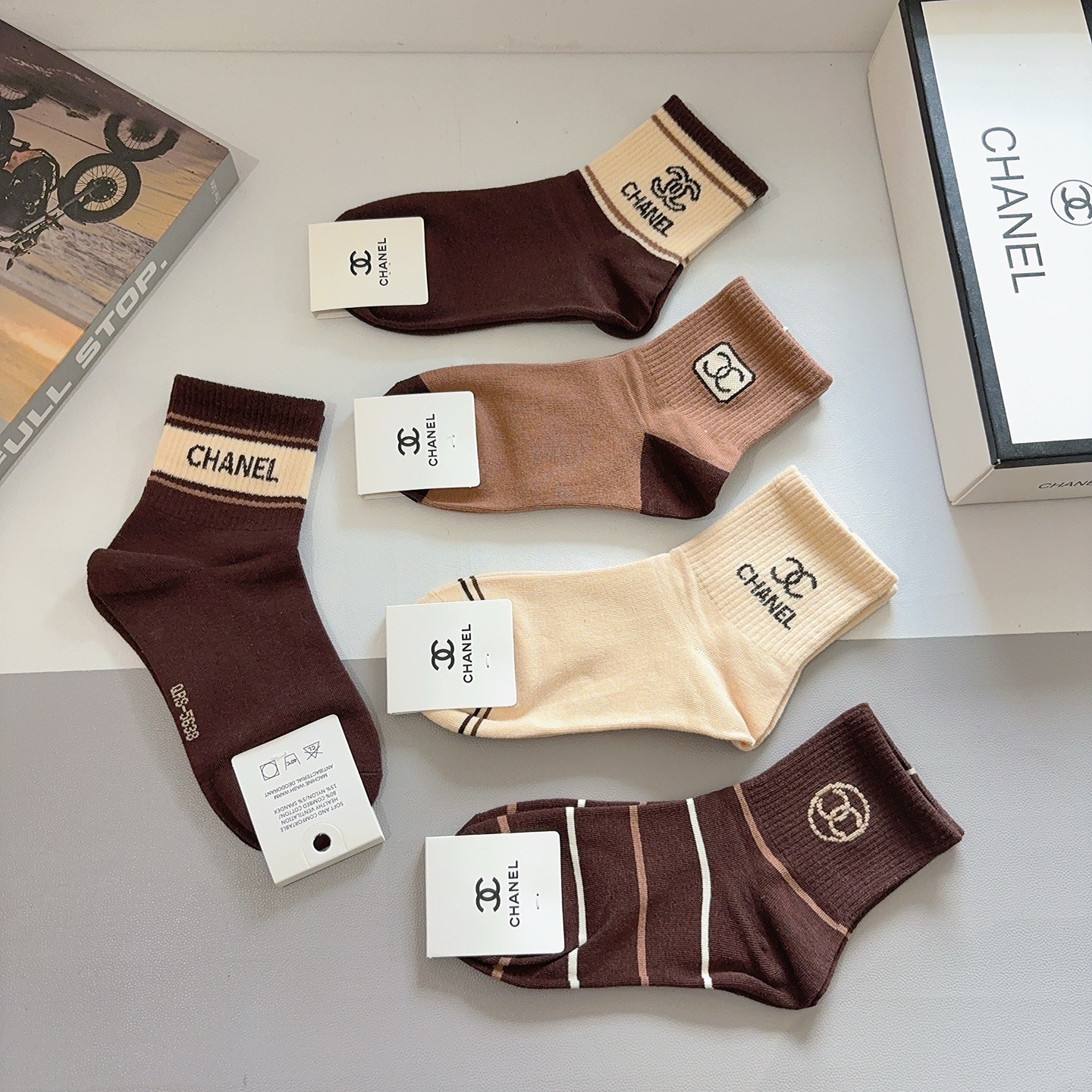 配包装（一盒5双）CHANEL 香奈儿经典中筒袜子❗️高版本纯棉材质柔软，秒杀市场普通货，经典的双C图案