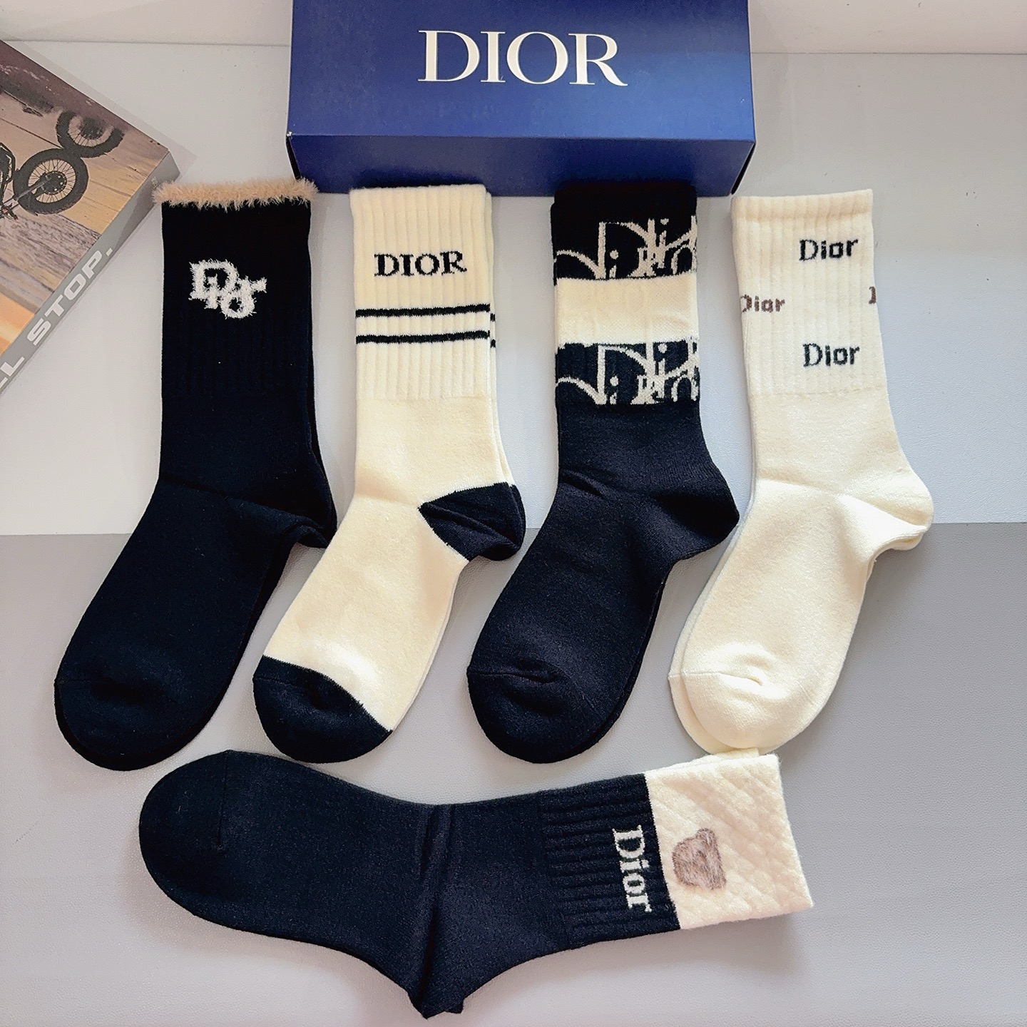 配包装（一盒5双）Dior 迪奥经典长筒袜子、高版本兔绒材质 ，经典D字母图案logo，大牌出街，潮人必
