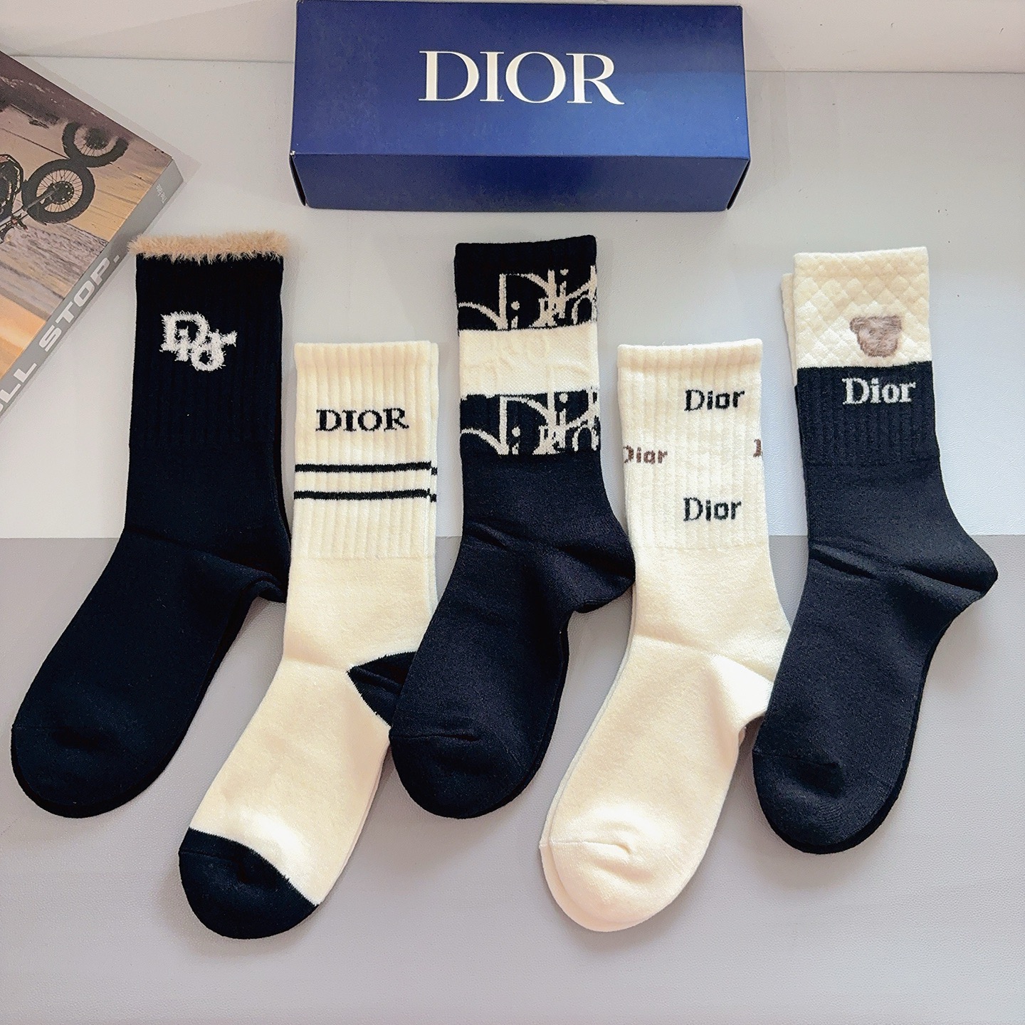 配包装（一盒5双）Dior 迪奥经典长筒袜子、高版本兔绒材质 ，经典D字母图案logo，大牌出街，潮人必