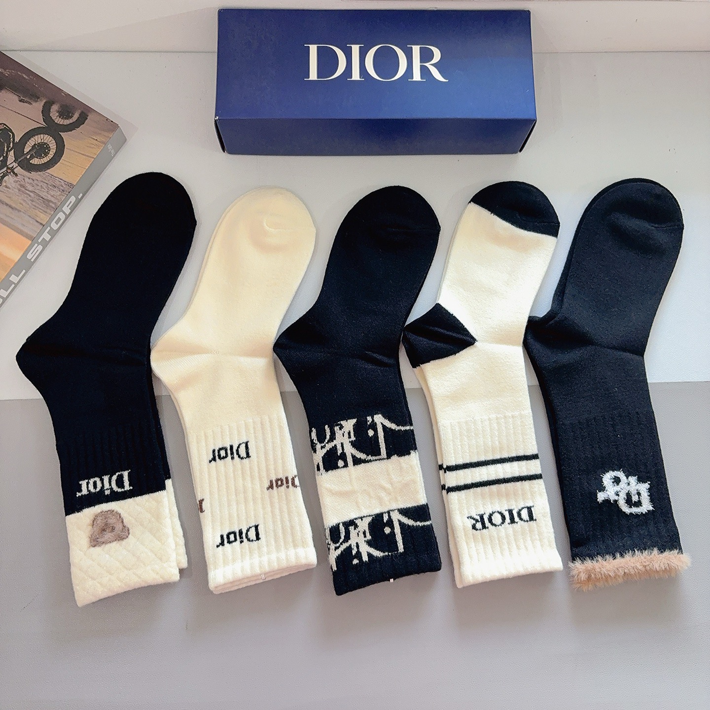 配包装（一盒5双）Dior 迪奥经典长筒袜子、高版本兔绒材质 ，经典D字母图案logo，大牌出街，潮人必
