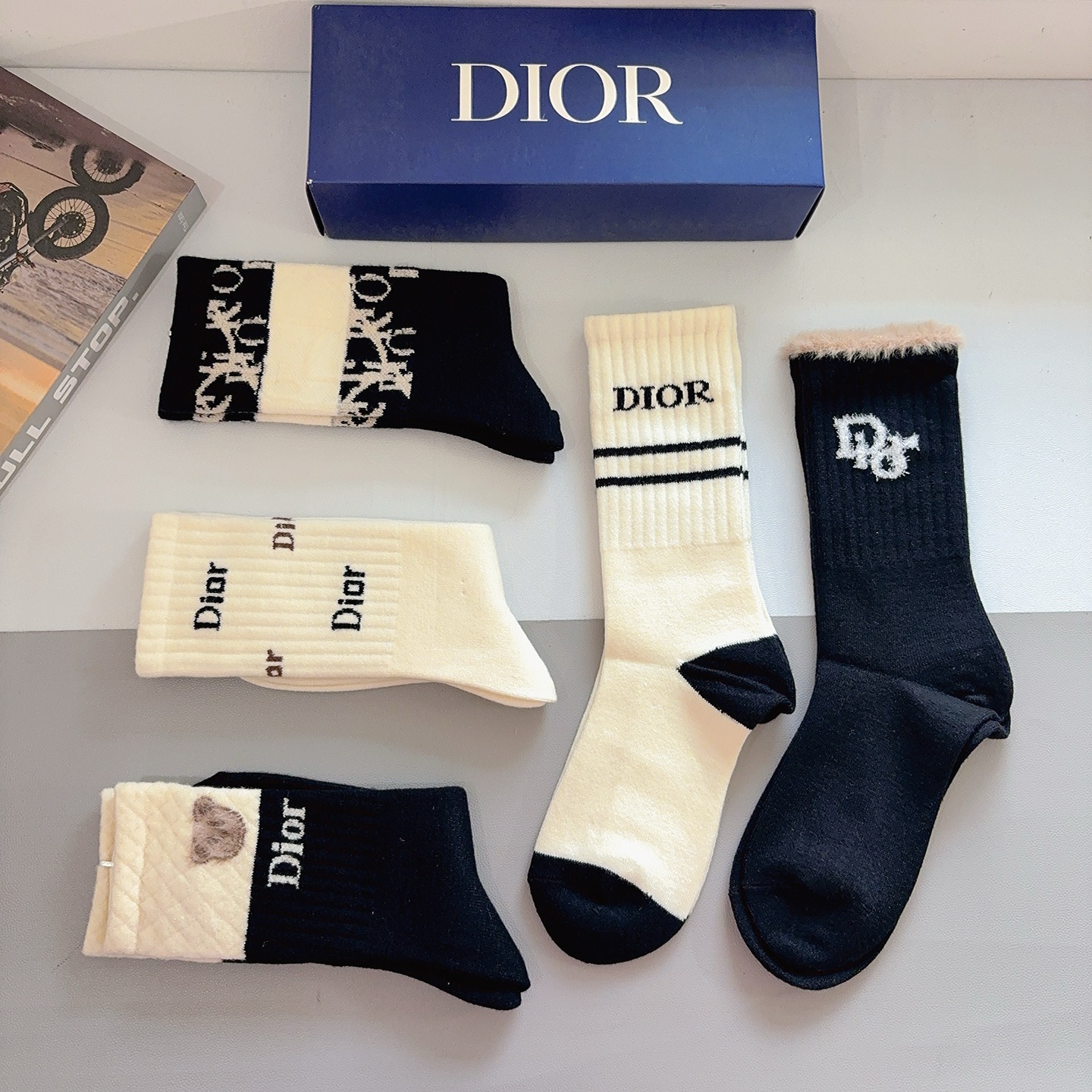 配包装（一盒5双）Dior 迪奥经典长筒袜子、高版本兔绒材质 ，经典D字母图案logo，大牌出街，潮人必