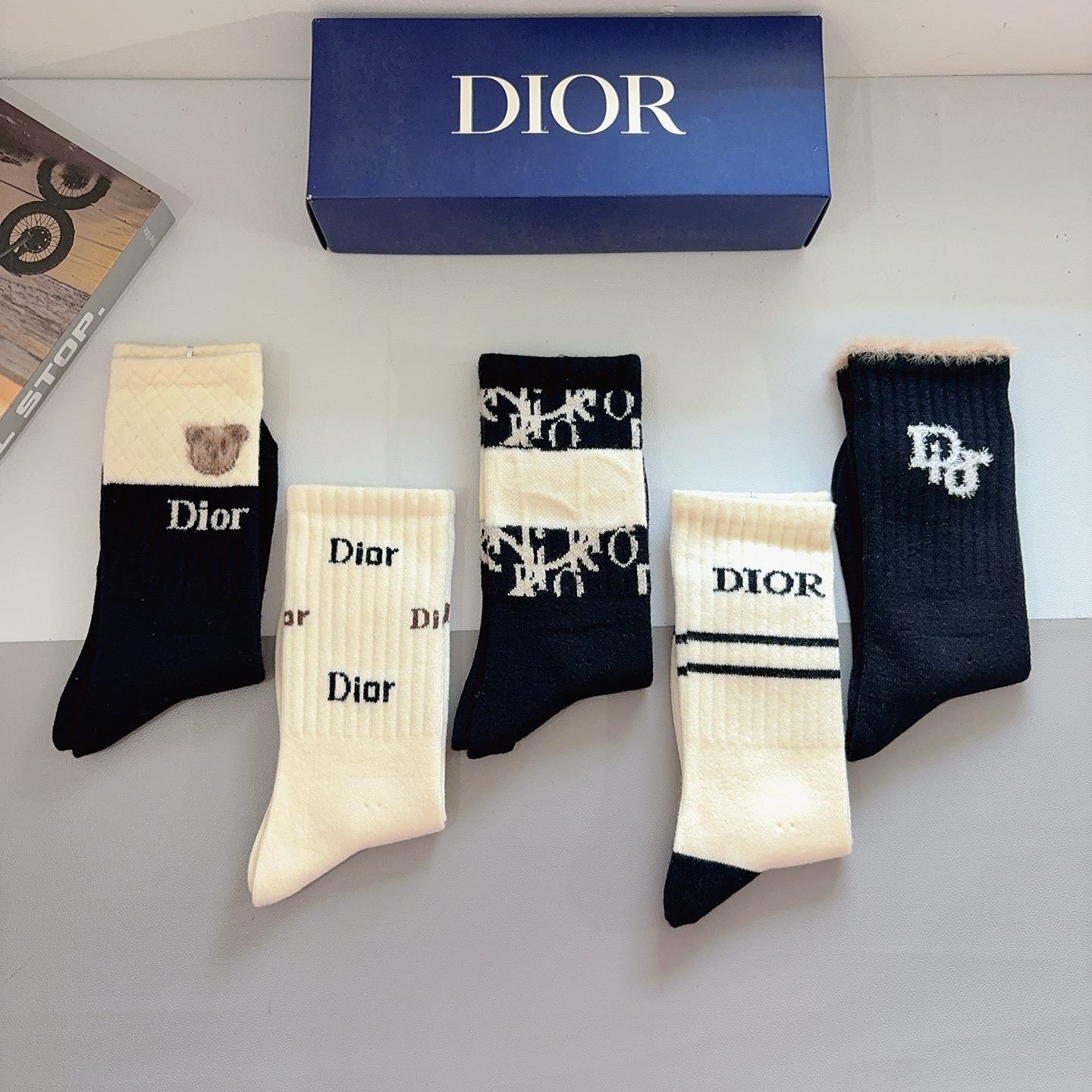 配包装（一盒5双）Dior 迪奥经典长筒袜子、高版本兔绒材质 ，经典D字母图案logo，大牌出街，潮人必