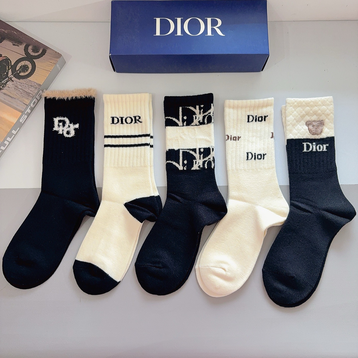 配包装（一盒5双）Dior 迪奥经典长筒袜子、高版本兔绒材质 ，经典D字母图案logo，大牌出街，潮人必