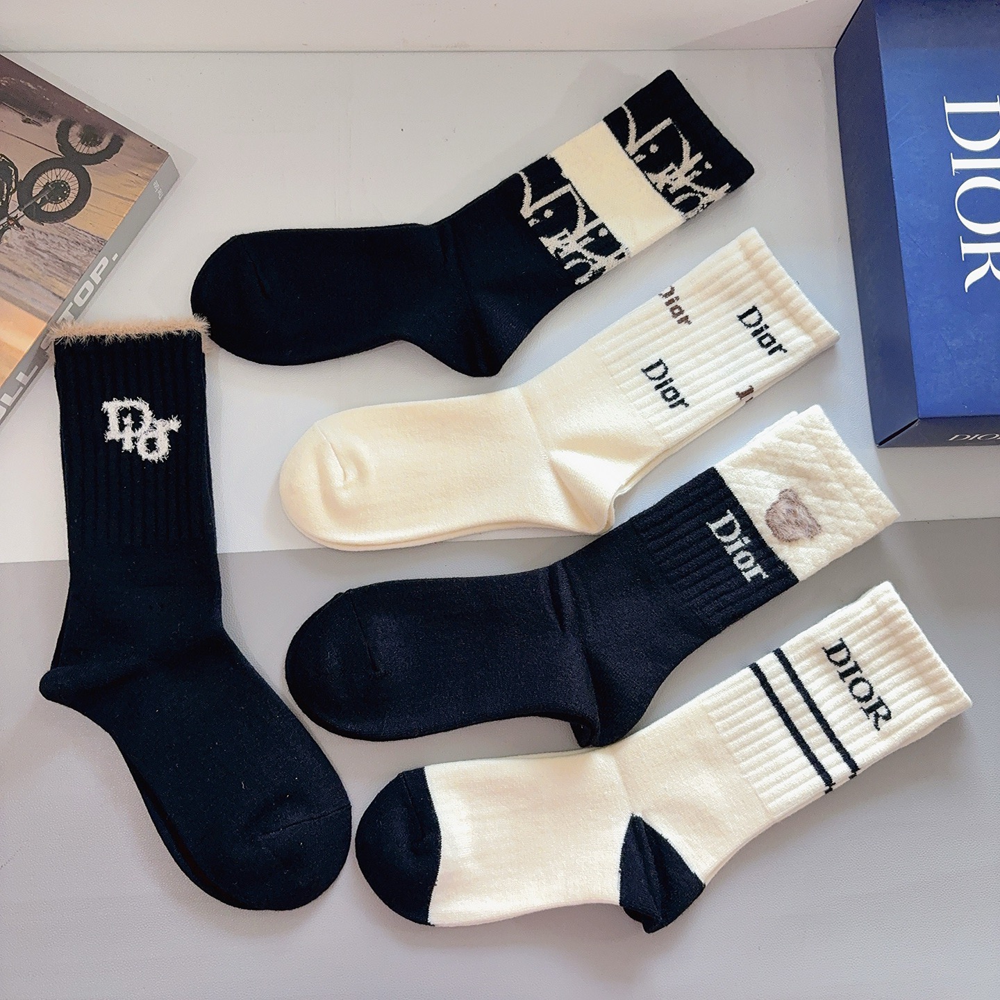 配包装（一盒5双）Dior 迪奥经典长筒袜子、高版本兔绒材质 ，经典D字母图案logo，大牌出街，潮人必