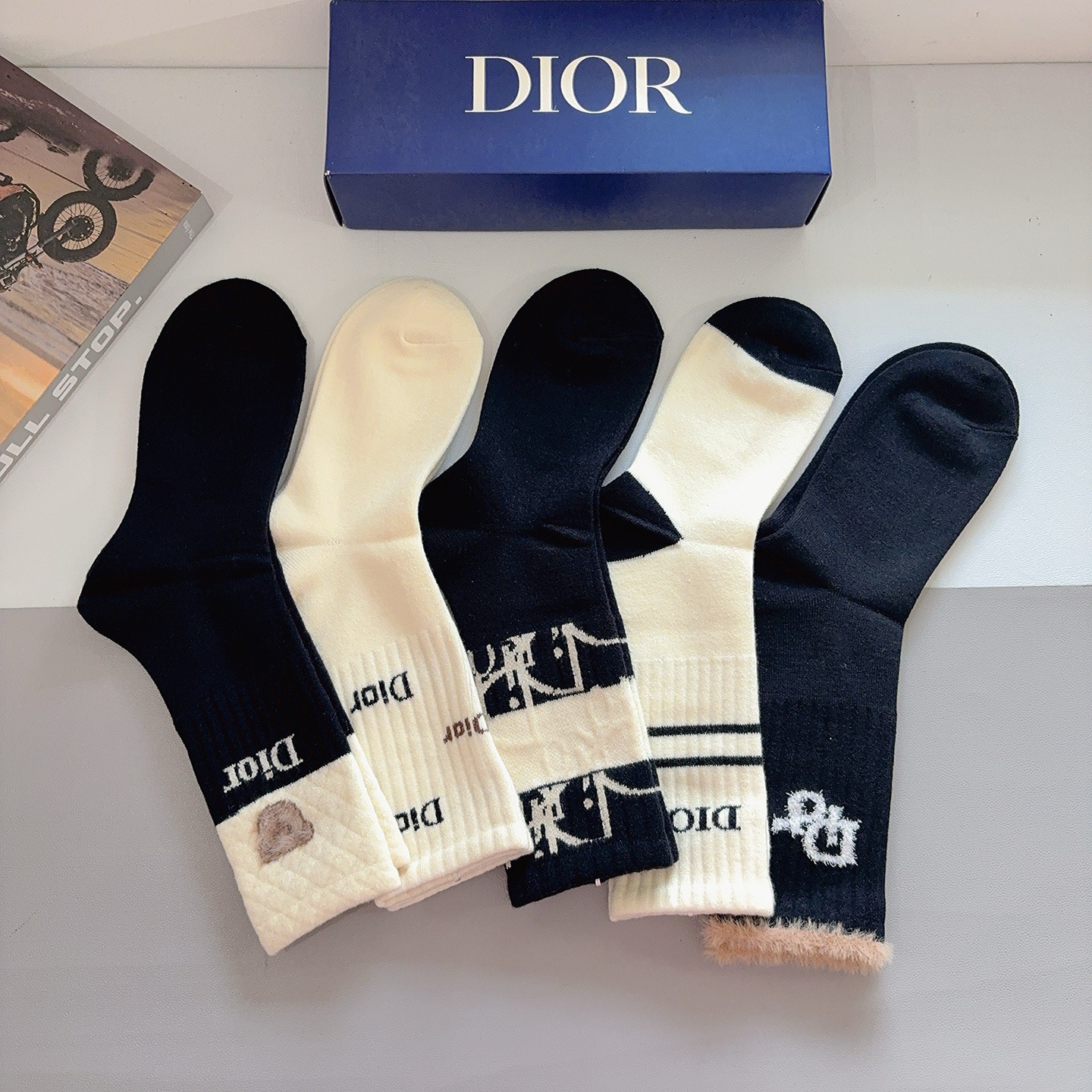 配包装（一盒5双）Dior 迪奥经典长筒袜子、高版本兔绒材质 ，经典D字母图案logo，大牌出街，潮人必