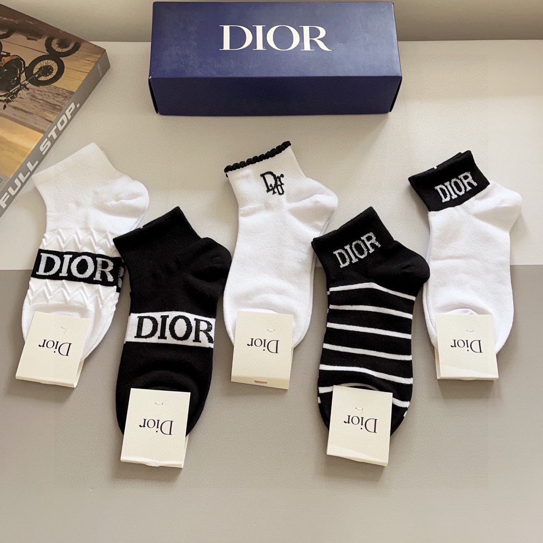 配包装（一盒5双） Dior 迪奥2024新款小腿袜子！纯棉面料，火爆Ｄ字母图案，专柜同步中短筒袜子，💛