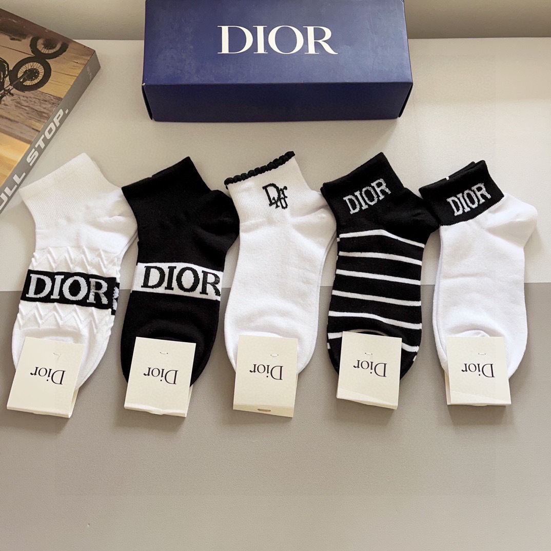 配包装（一盒5双） Dior 迪奥2024新款小腿袜子！纯棉面料，火爆Ｄ字母图案，专柜同步中短筒袜子，💛