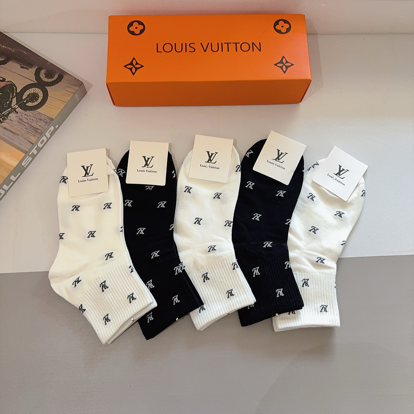 配包装（一盒5双） 🌟 LV 路易威登 超火爆小单品，纯棉面料，潮人必备 爆款，经典字母logo中筒袜，