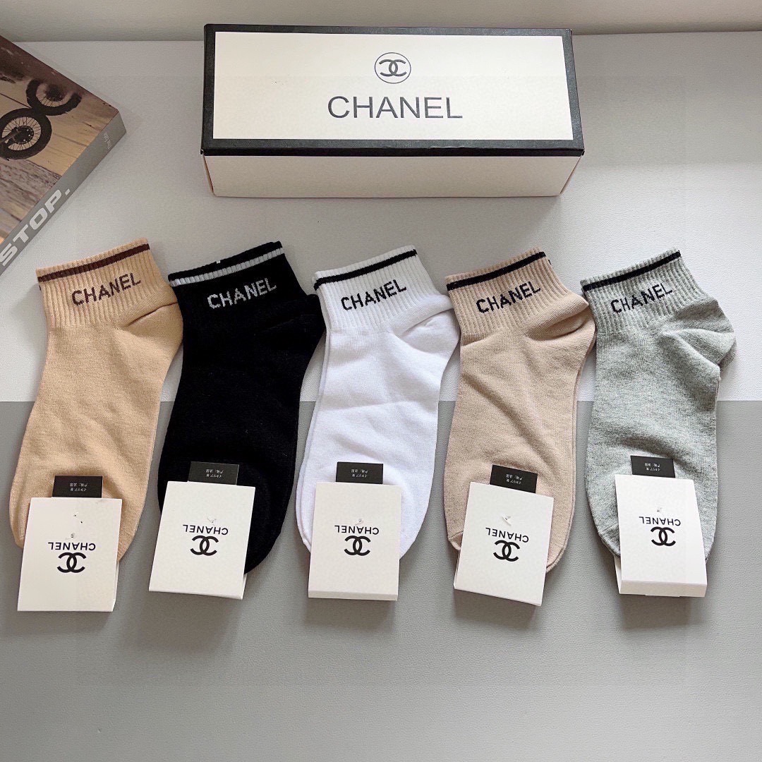 配包装（一盒5双）CHANEL 香奈儿经典袜子❗️高版本纯棉材质柔软，秒杀市场普通货，经典的双C图案lo