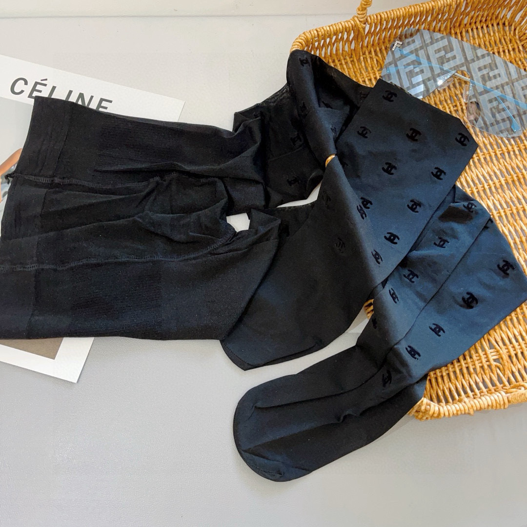 配包装【一盒1双】🌟CHANEL 香奈儿经典植绒字母丝袜 🌟欧美大牌裤袜🔥一比一高版本制作，可以看得到的