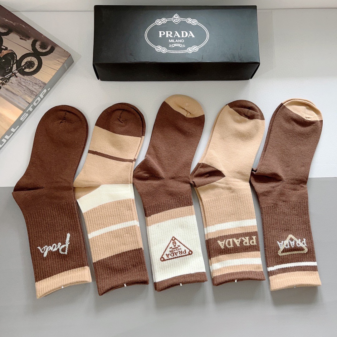 配包装（一盒5双）PRADA（普拉达） 新款高端纯棉材质小腿袜子！爆款三角标字母专柜同步长筒袜，💛大牌出
