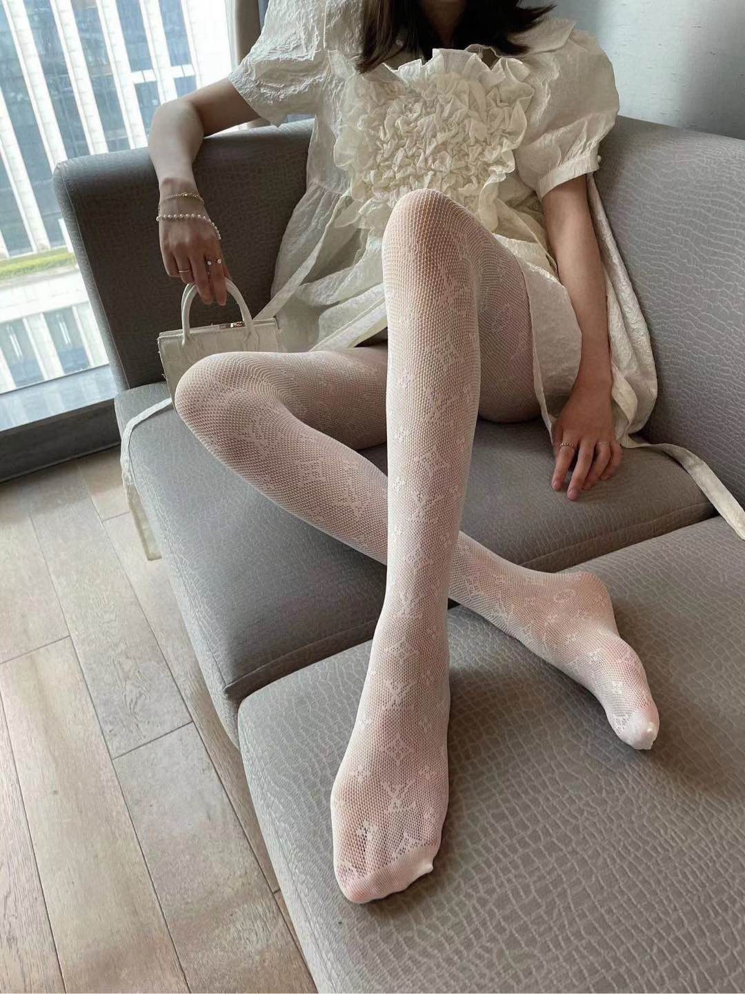 配包装（一盒1双）LV 路易威登 爆款字母网袜 连裤袜🌟好看到爆炸 ，欧美大牌丝袜🔥🌟潮人秋冬必备单品 