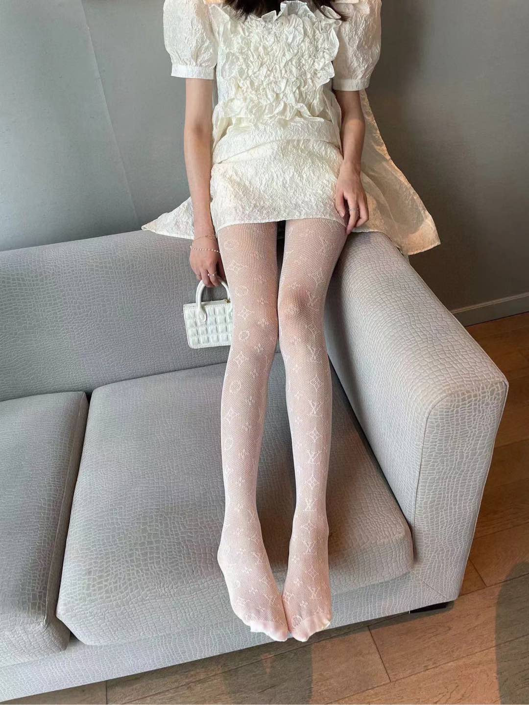 配包装（一盒1双）LV 路易威登 爆款字母网袜 连裤袜🌟好看到爆炸 ，欧美大牌丝袜🔥🌟潮人秋冬必备单品 