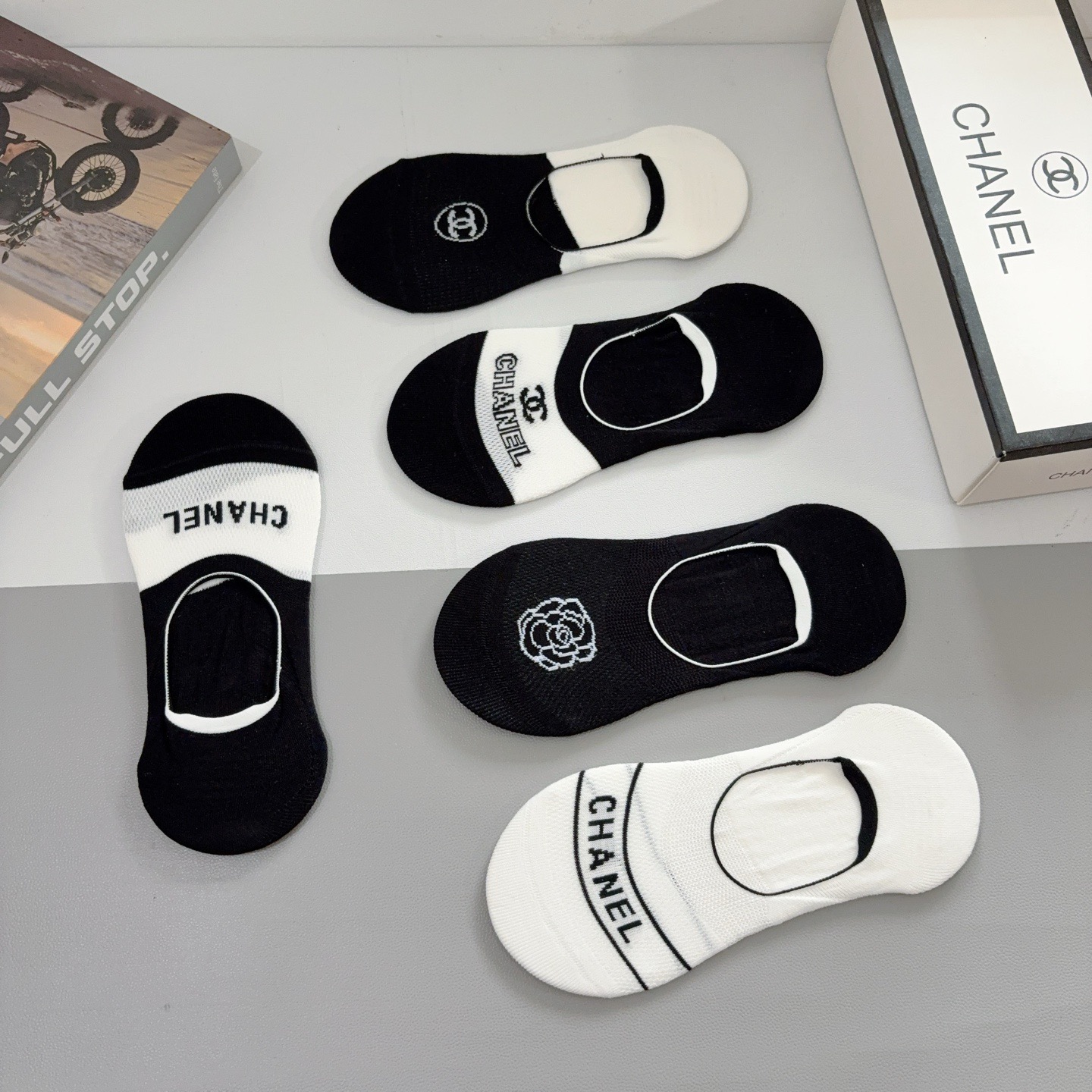 配包装（一盒5双）CHANEL（香奈儿） 新款高端船袜！经典字母专柜同步袜子 💛大牌出街，潮人必备🔥