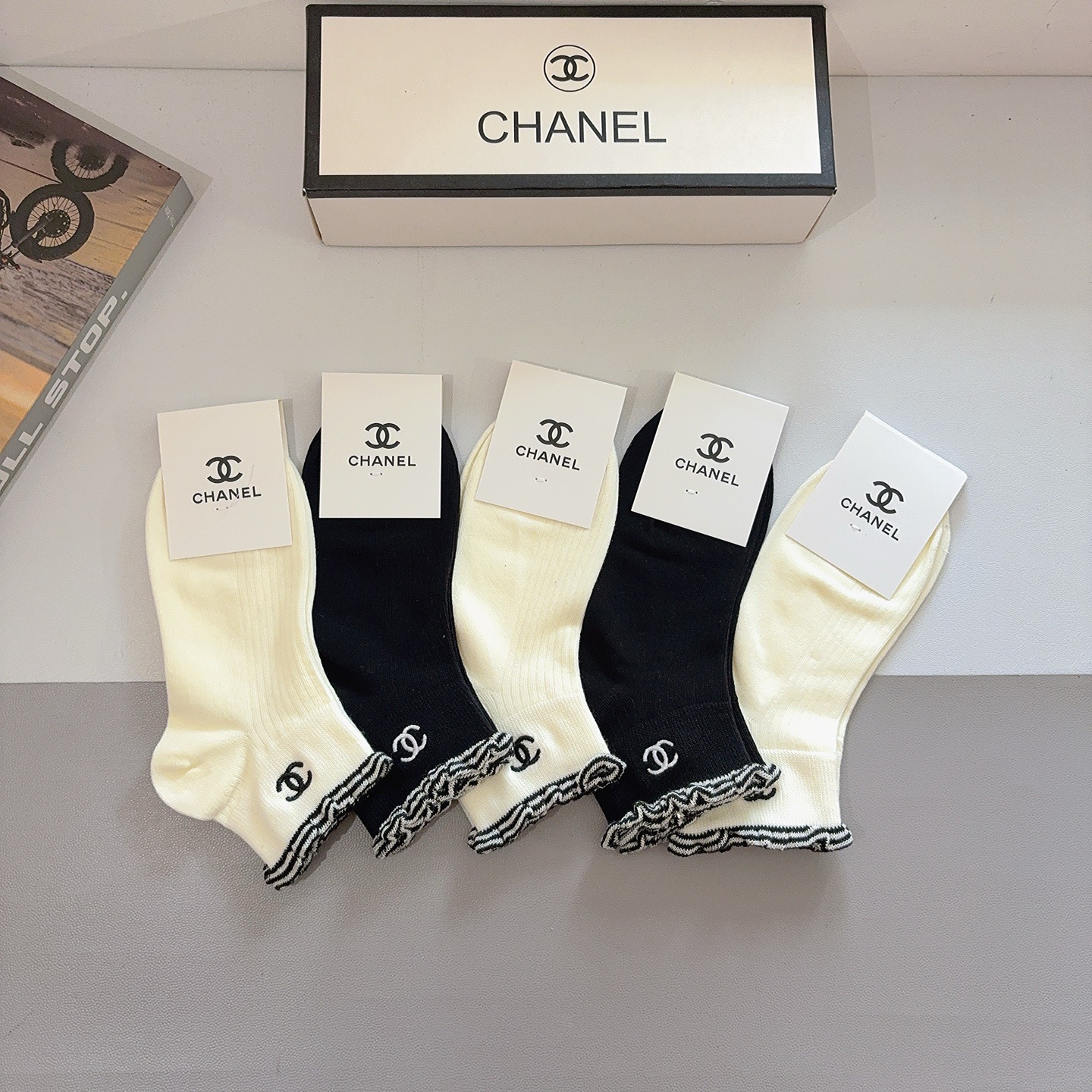 配包装（一盒5双） CHANEL 香奈儿新款刺绣纯棉袜子 经典字母logo船袜，个性时尚百搭款，！超柔软