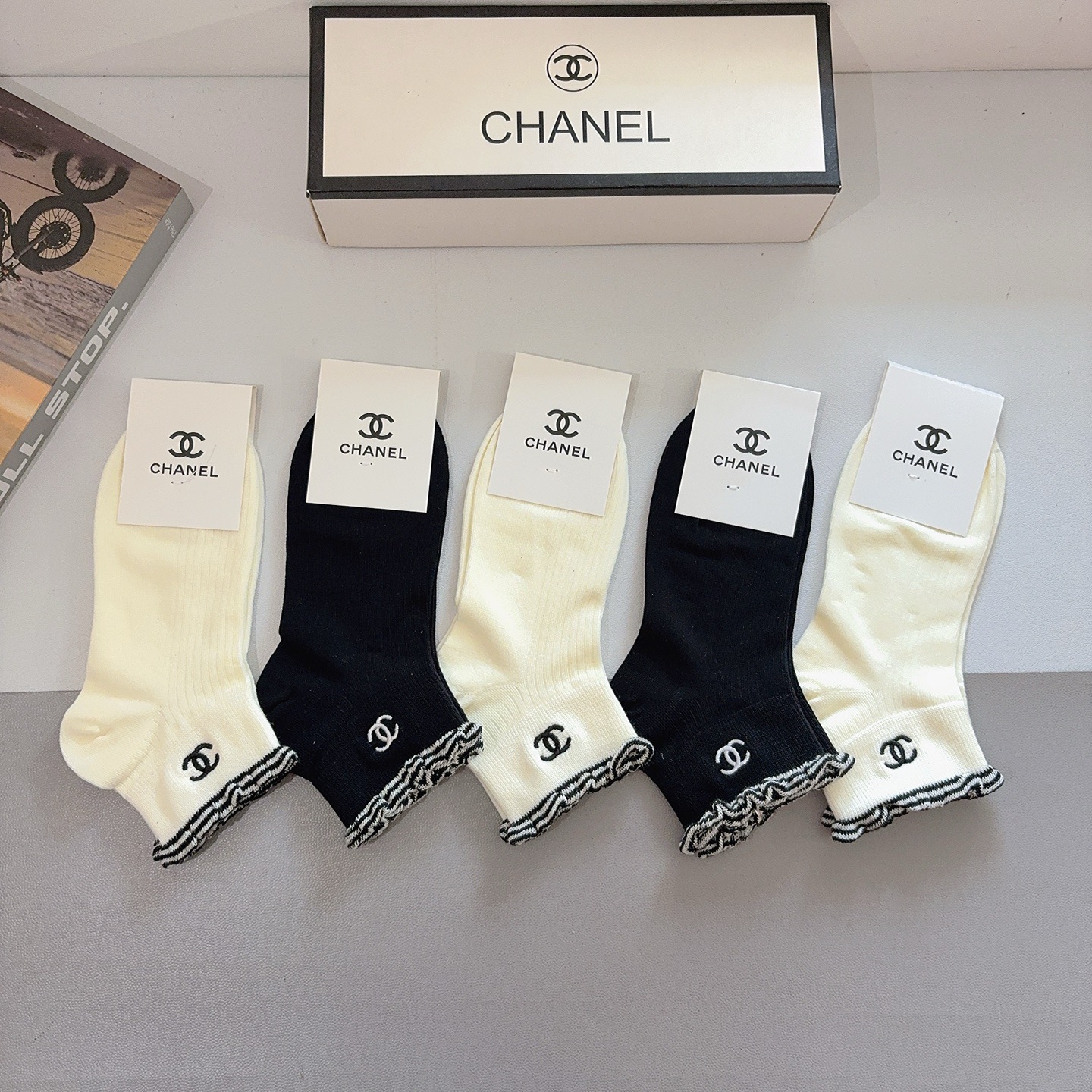 配包装（一盒5双） CHANEL 香奈儿新款刺绣纯棉袜子 经典字母logo船袜，个性时尚百搭款，！超柔软
