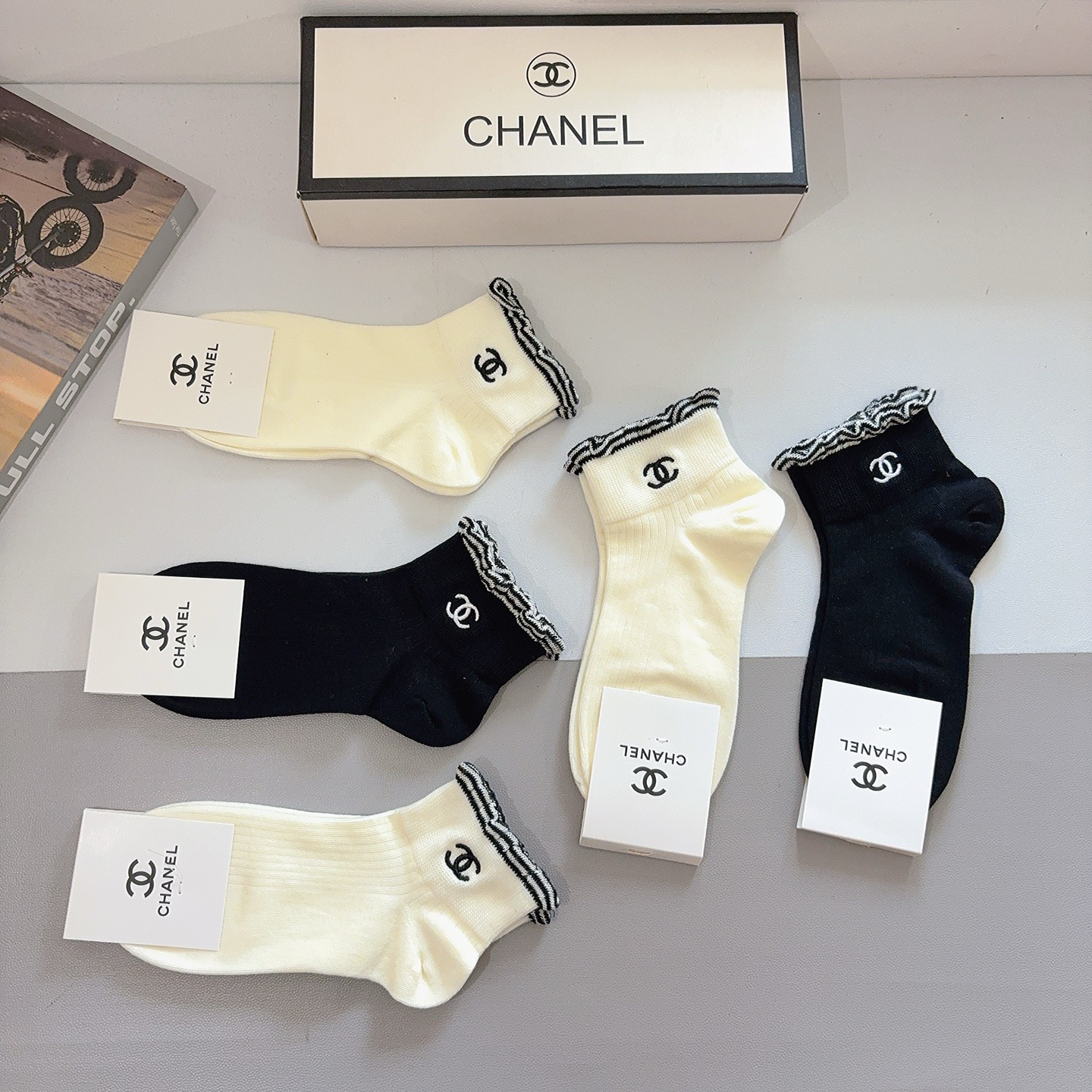 配包装（一盒5双） CHANEL 香奈儿新款刺绣纯棉袜子 经典字母logo船袜，个性时尚百搭款，！超柔软