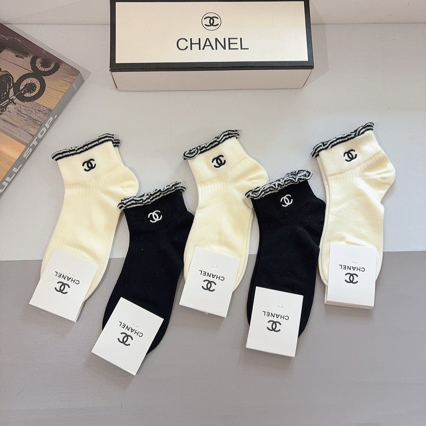 配包装（一盒5双） CHANEL 香奈儿新款刺绣纯棉袜子 经典字母logo船袜，个性时尚百搭款，！超柔软
