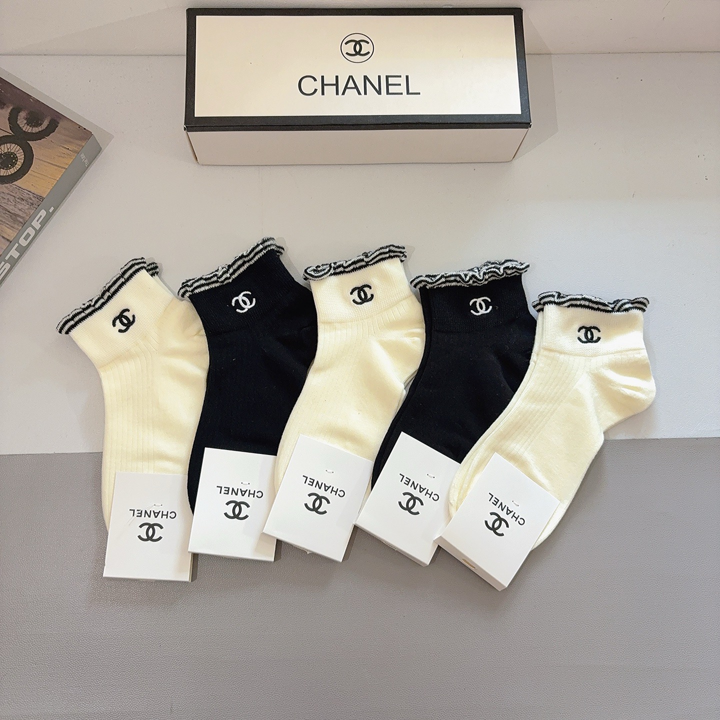 配包装（一盒5双） CHANEL 香奈儿新款刺绣纯棉袜子 经典字母logo船袜，个性时尚百搭款，！超柔软