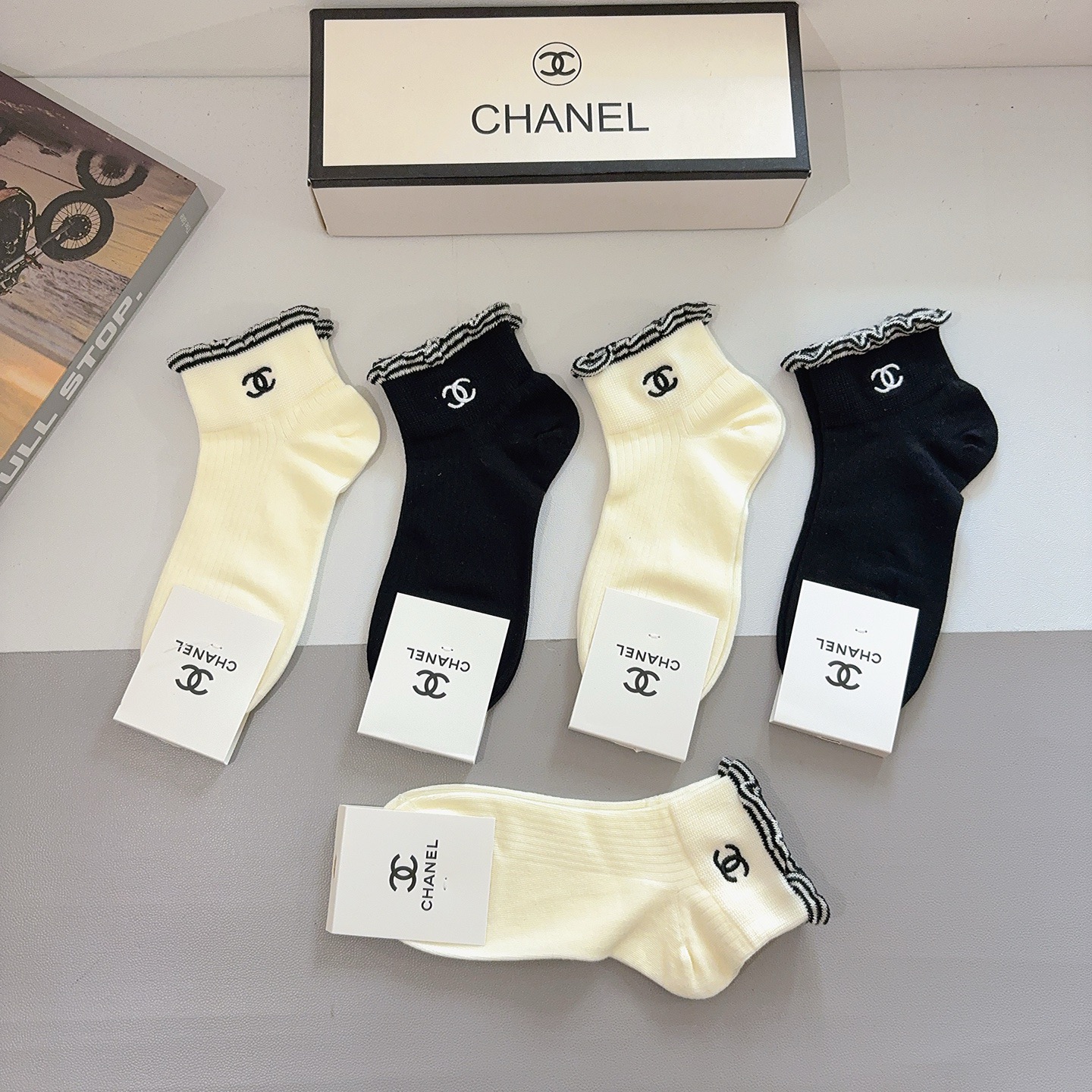 配包装（一盒5双） CHANEL 香奈儿新款刺绣纯棉袜子 经典字母logo船袜，个性时尚百搭款，！超柔软