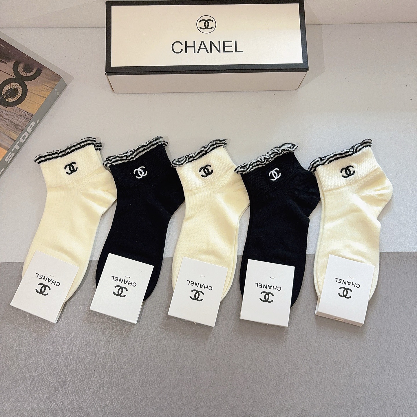 配包装（一盒5双） CHANEL 香奈儿新款刺绣纯棉袜子 经典字母logo船袜，个性时尚百搭款，！超柔软
