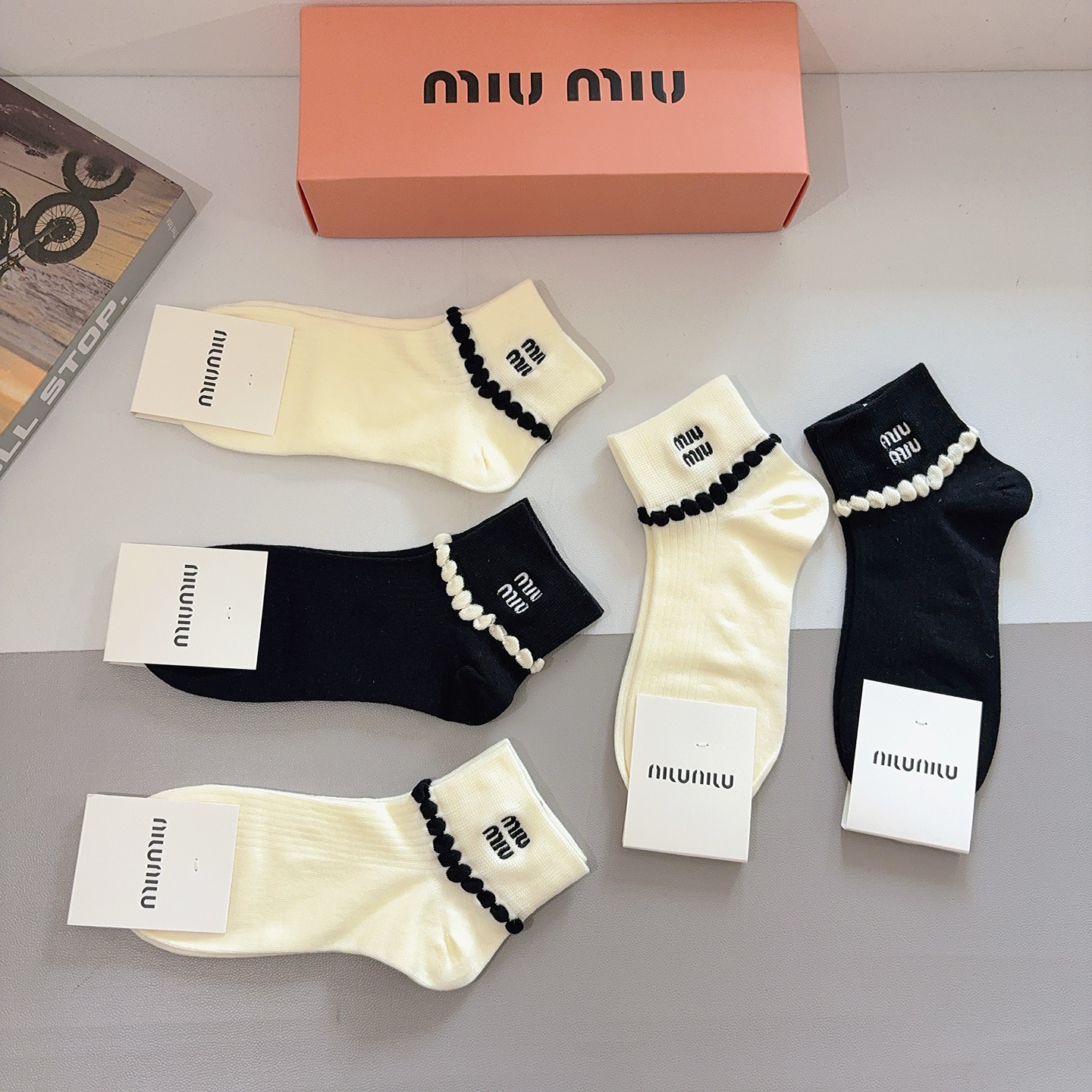 配包装（一盒5双） miumiu 缪缪新款刺绣纯棉袜子 经典字母logo船袜，个性时尚百搭款，！超柔软材