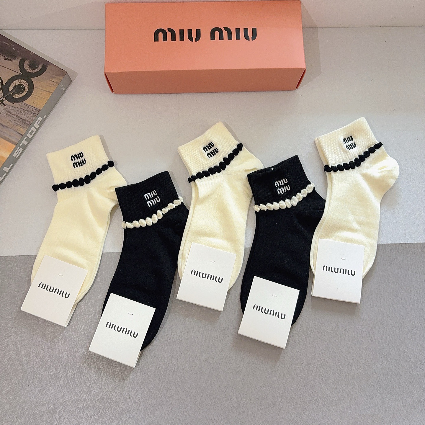 配包装（一盒5双） miumiu 缪缪新款刺绣纯棉袜子 经典字母logo船袜，个性时尚百搭款，！超柔软材