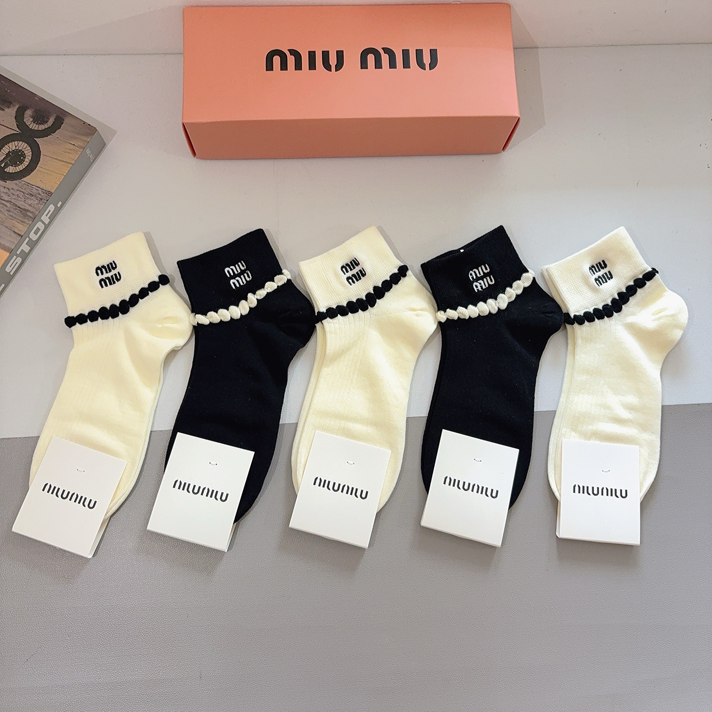 配包装（一盒5双） miumiu 缪缪新款刺绣纯棉袜子 经典字母logo船袜，个性时尚百搭款，！超柔软材