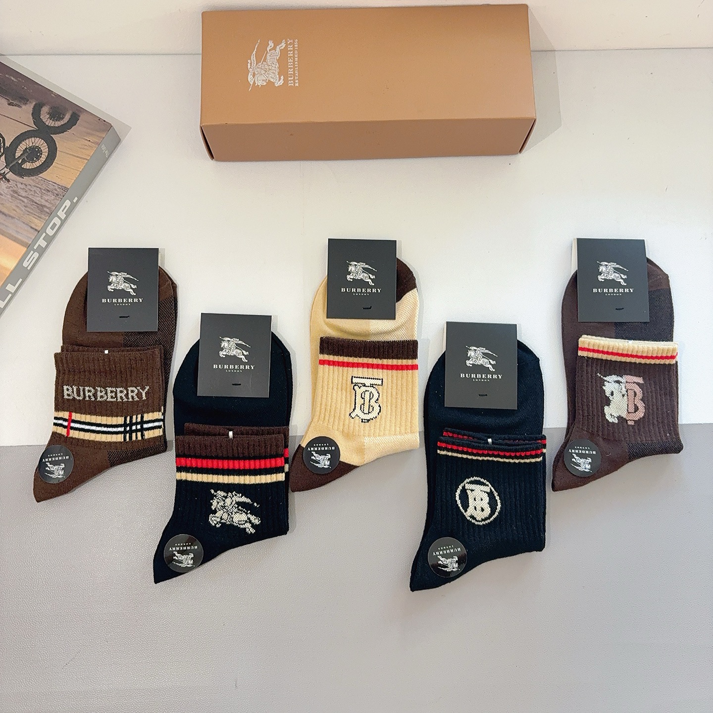 配包装（一盒5双） Burberry 巴宝莉 超火爆男款中筒袜子、纯棉面料，潮人必备款，个性时尚百搭款，