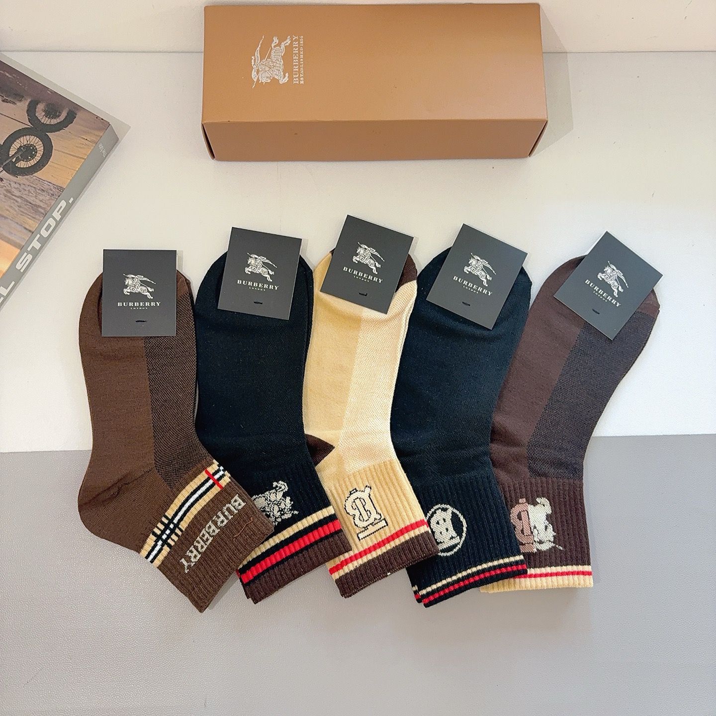 配包装（一盒5双） Burberry 巴宝莉 超火爆男款中筒袜子、纯棉面料，潮人必备款，个性时尚百搭款，