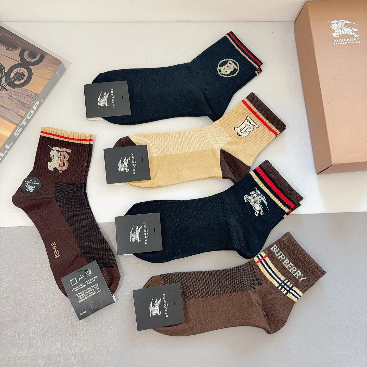 配包装（一盒5双） Burberry 巴宝莉 超火爆男款中筒袜子、纯棉面料，潮人必备款，个性时尚百搭款，