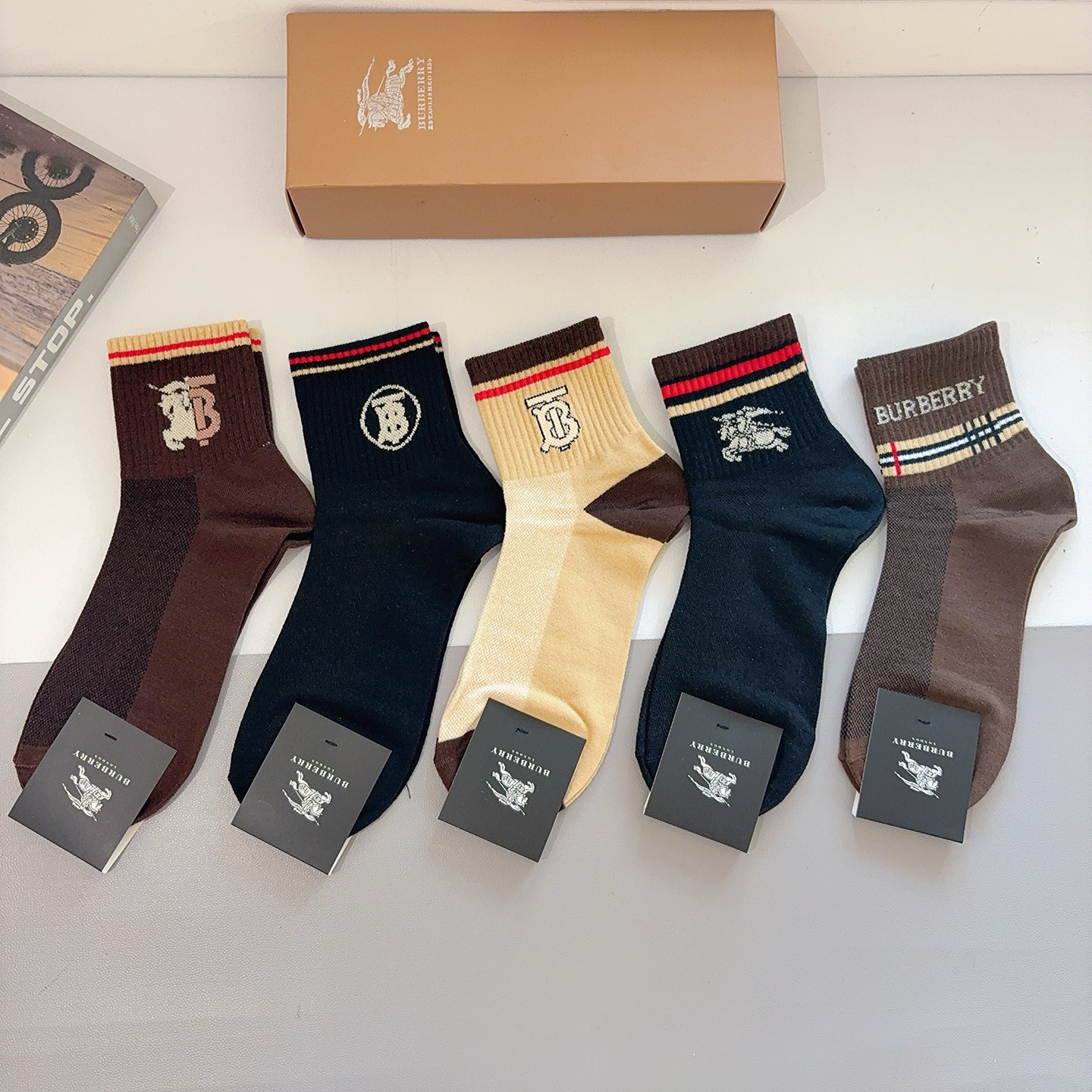 配包装（一盒5双） Burberry 巴宝莉 超火爆男款中筒袜子、纯棉面料，潮人必备款，个性时尚百搭款，