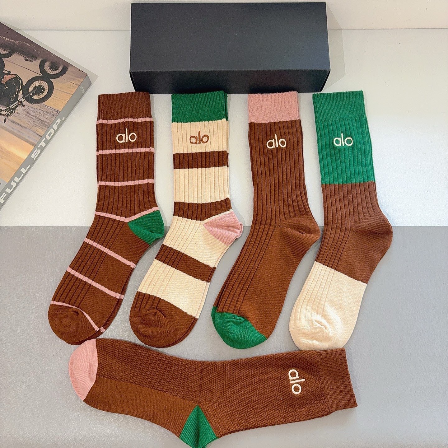 配包装（一盒5双） alo 新款潮牌双针刺绣小腿袜子 纯棉面料，潮人必备 ，个性时尚百搭款，你值得拥有哦