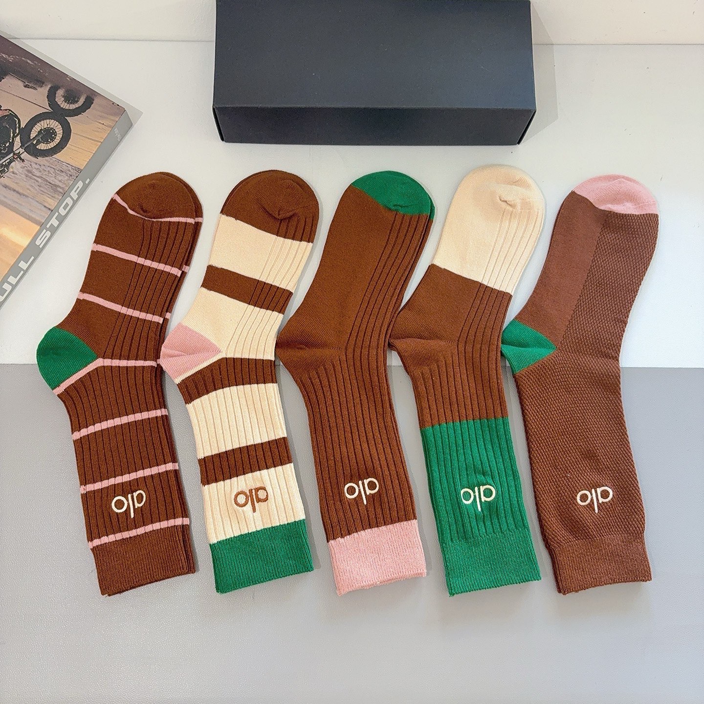 配包装（一盒5双） alo 新款潮牌双针刺绣小腿袜子 纯棉面料，潮人必备 ，个性时尚百搭款，你值得拥有哦