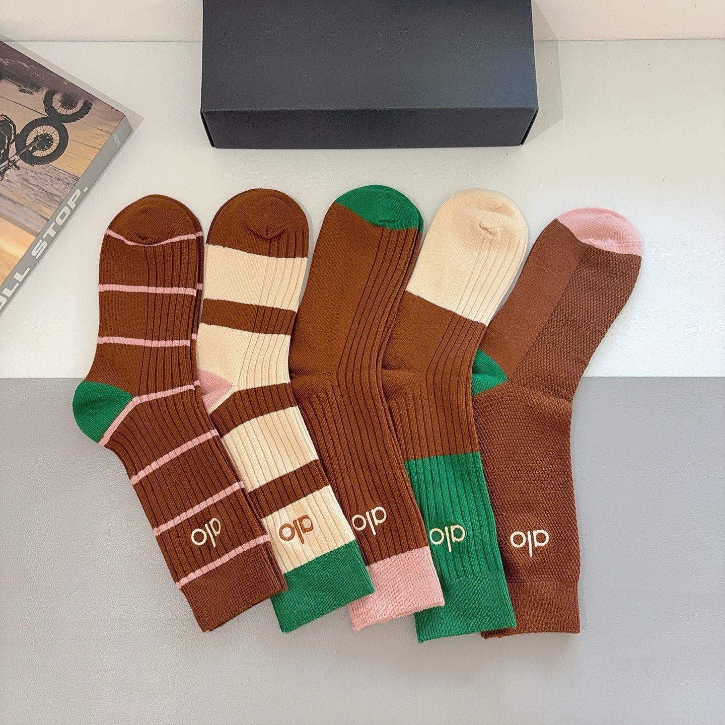 配包装（一盒5双） alo 新款潮牌双针刺绣小腿袜子 纯棉面料，潮人必备 ，个性时尚百搭款，你值得拥有哦