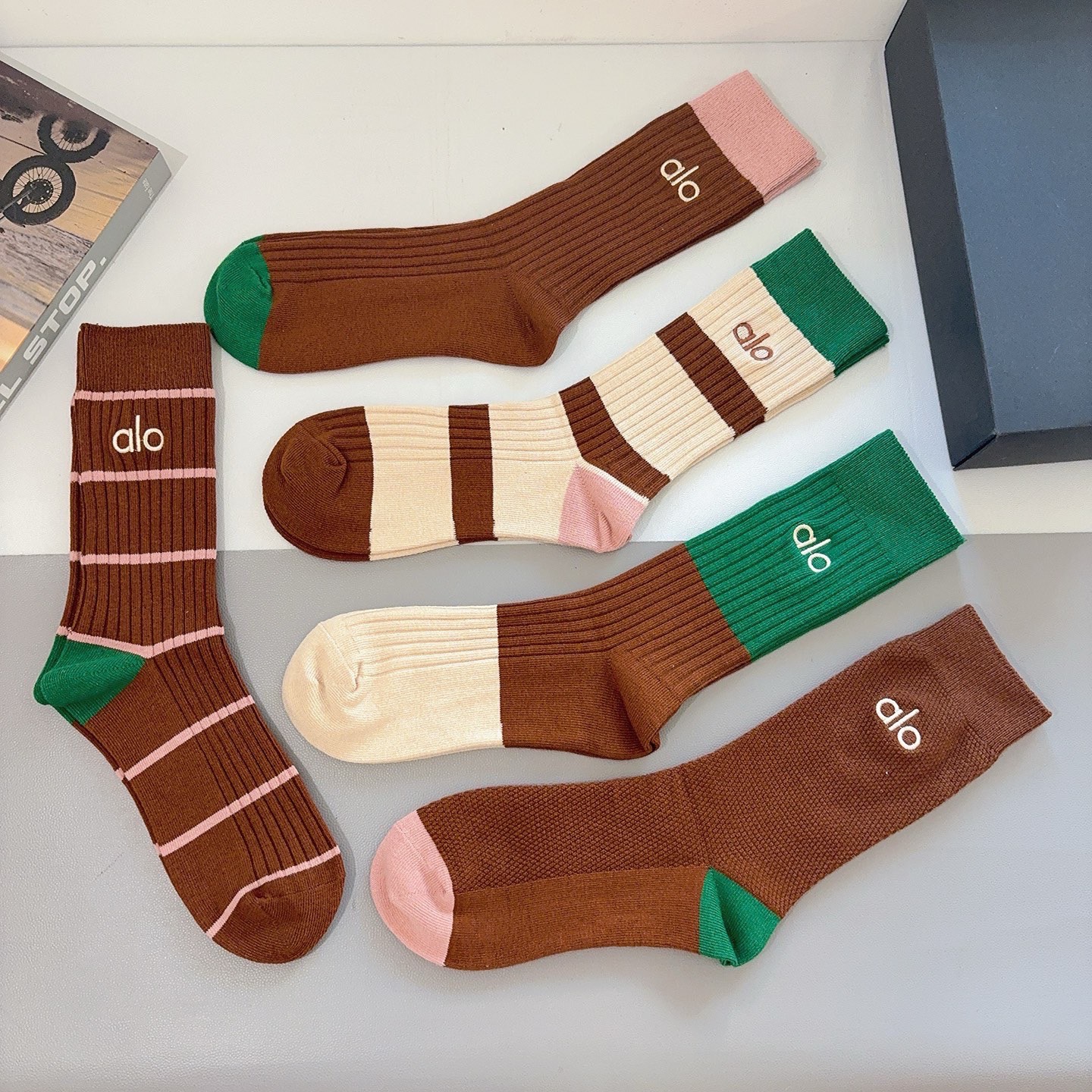 配包装（一盒5双） alo 新款潮牌双针刺绣小腿袜子 纯棉面料，潮人必备 ，个性时尚百搭款，你值得拥有哦