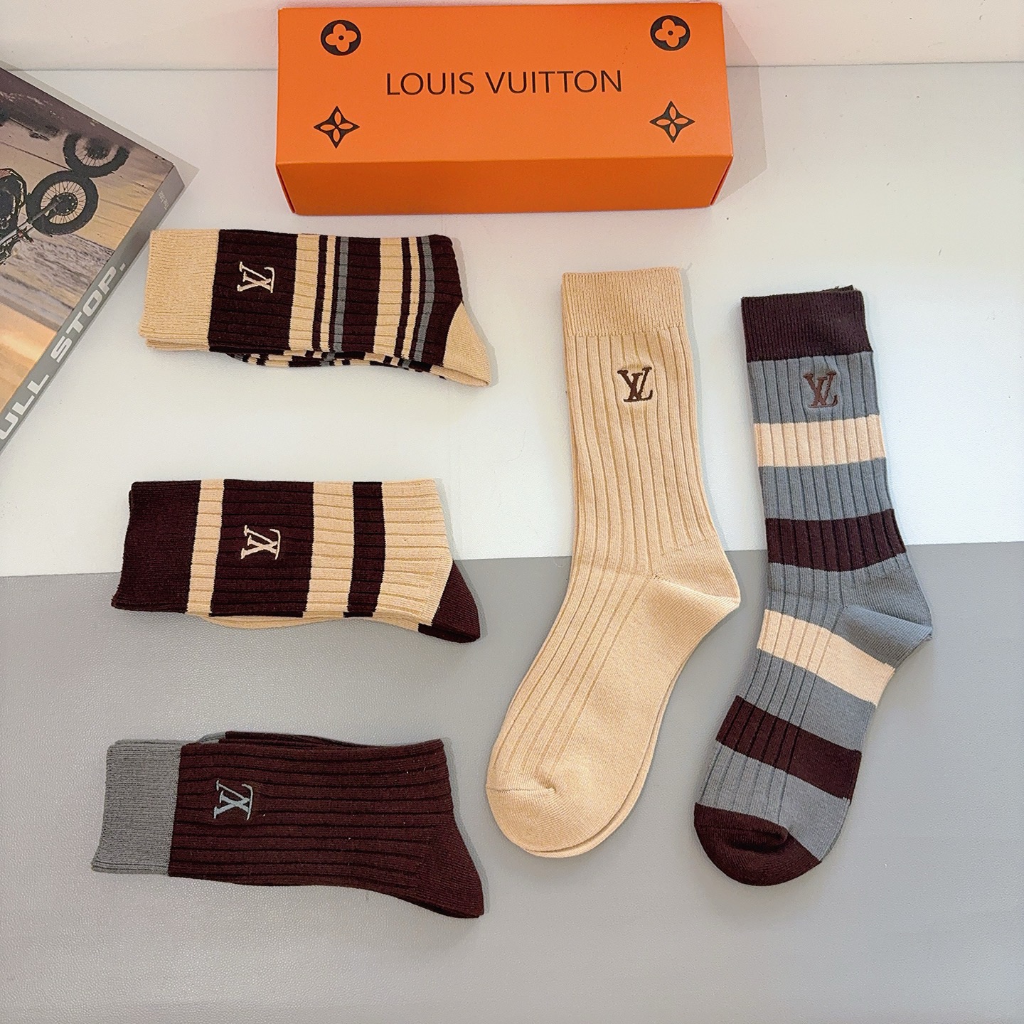 配包装【一盒五双】LV 路易威登 欧美大牌双针刺绣长筒袜🔥🌟潮人必不能少的专柜代购品质长筒袜子 ，超级百