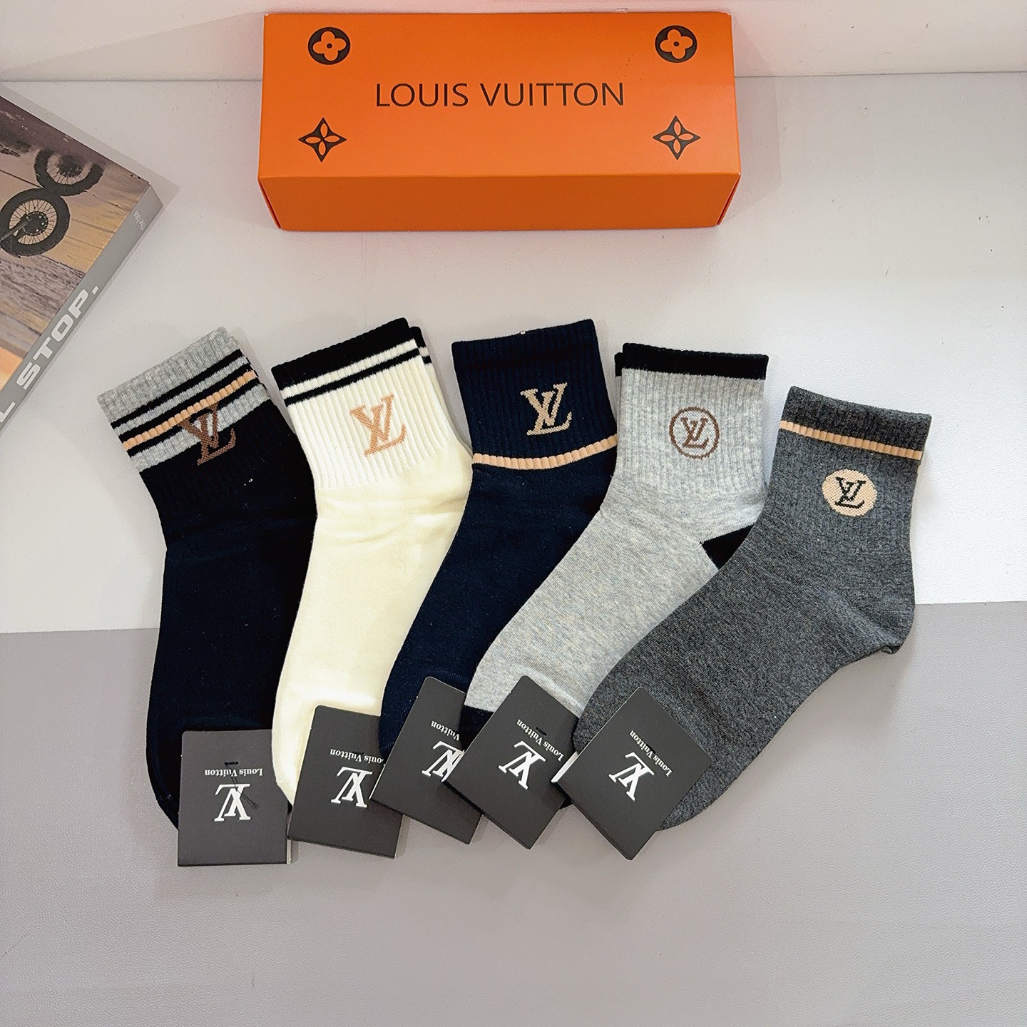 NO:640669,Comes with packaging (5 pairs in a box) LV Louis Vuitton super popular men's mid-calf socks, pure cotton fabric, a must-have for fashionistas, personalized, fashionable and versatile!  You deserve it! Super soft material, comfortable and breathable!  socks, stockings, socks, louis vuitton, louis vuitton, socks19860909配包装（一盒5双） LV 路易威登 超火爆男款中筒袜子、纯棉面料,潮人必备款,个性时尚百搭款,！你值得拥有哦超柔软材质,舒适透气！袜子,丝袜,袜子,louis vuitton,louis vuitton,socks,accessory