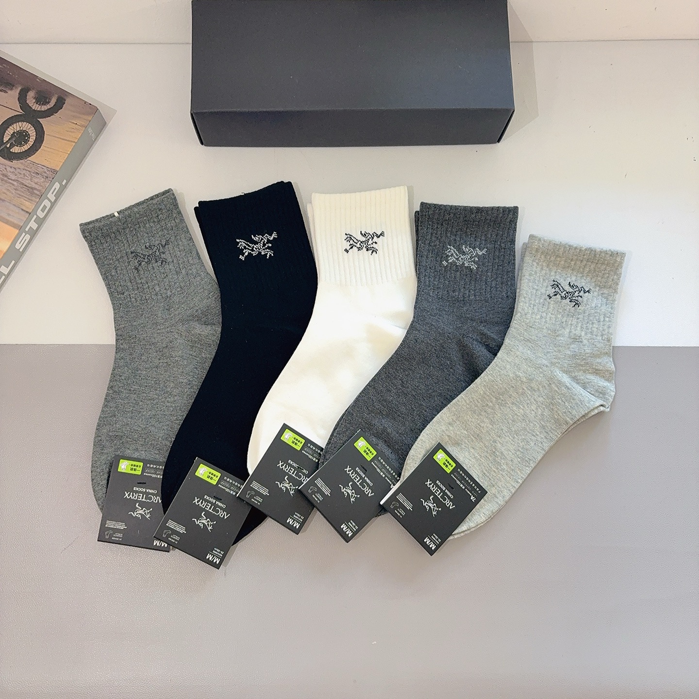 NO:640683,Comes with packaging (5 pairs in a box) ARC·TERYX (Arc'teryx) new autumn and winter men's mid-calf socks, high-version pure cotton fabric, instant sale of ordinary goods in the market, classic pattern logo, Internet celebrity socks are in sync with big-name socks, a must-have for fashionistas, super easy to match socks, stockings, socks arc'teryx, socks19860909配包装（一盒5双） ARC·TERYX（始祖鸟）秋冬新品男款中筒袜子高版本纯棉面料,秒杀市场普通货,经典的图案logo,网红同步袜子大牌出街,潮人必备,超好搭袜子,丝袜,袜子arc'teryx,socks,accessory