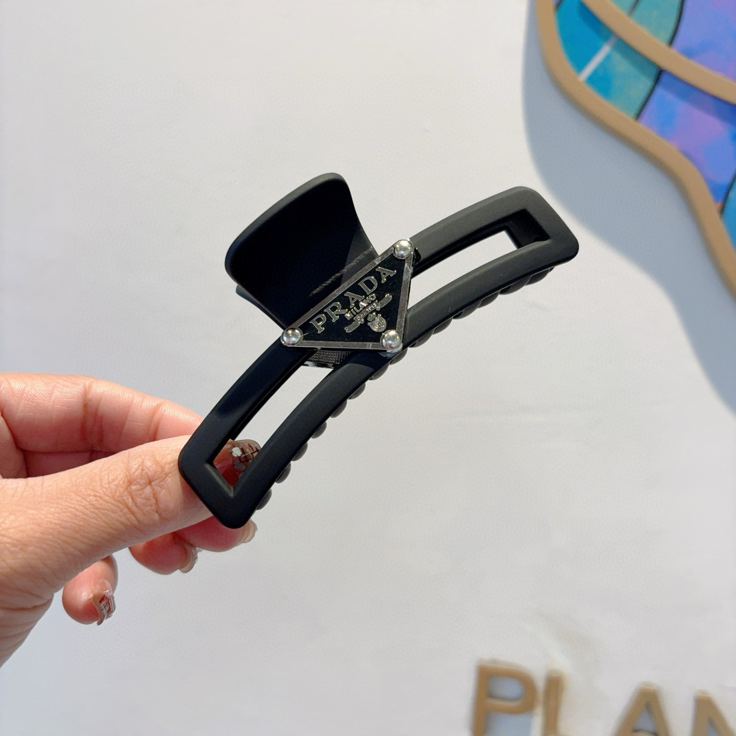 NO:640981,Comes with packaging PRADA (Prada) European and American new matte material gripper, the same style for celebrities, a must-have item for goddesses, very versatile, fashionable hairpins, wearing it will make you look classy. Hairpins, hairpins, prada, prada, hairpins19860909配包装 PRADA（普拉达） 欧美新款磨砂材质抓夹,明星同款 女神必备单品,非常百搭,时尚发夹, 戴上它满满的高大上.发夹,发夹,prada,prada,hairpins,accessory