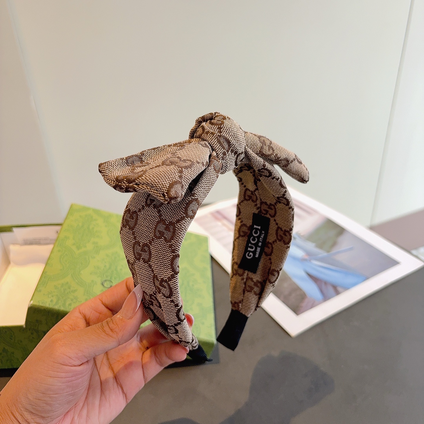 NO:640985,Comes with packaging Gucci Gucci classic new presbyopia bow headband, a must-have headband for goddesses, very versatile and fashionable!  hairpins,hairpins,gucci,hairpins19860909配包装 Gucci古奇 经典新款老花蝴蝶结发箍,女神必备单品头箍,非常百搭,时尚潮流！发夹,发夹,gucci,hairpins,accessory