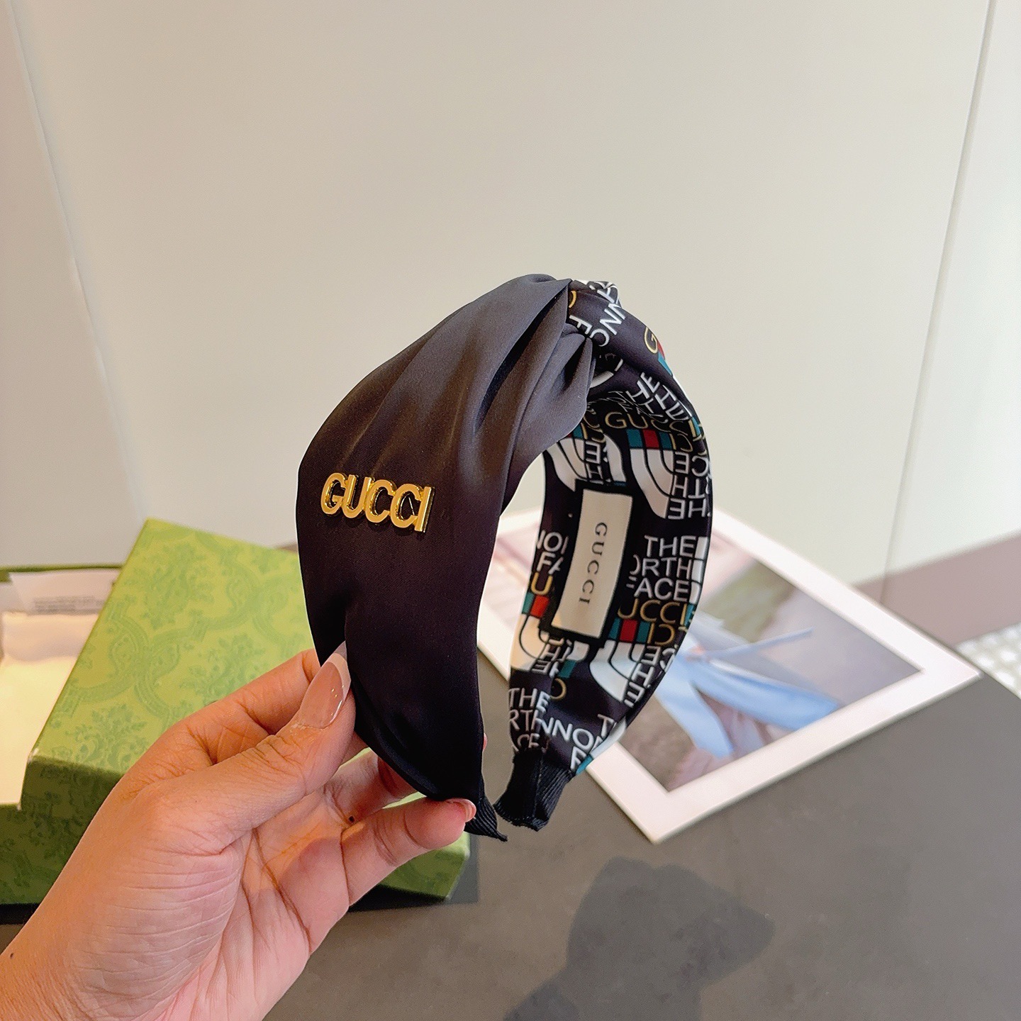 NO:640970,Comes with packaging Gucci Gucci Internet celebrity classic cross headband, a must-have headband for goddesses, very versatile and fashionable!  hairpins,hairpins,gucci,hairpins19860909配包装 Gucci古奇 网红经典交叉款发箍,女神必备单品头箍,非常百搭,时尚潮流！发夹,发夹,gucci,hairpins,accessory