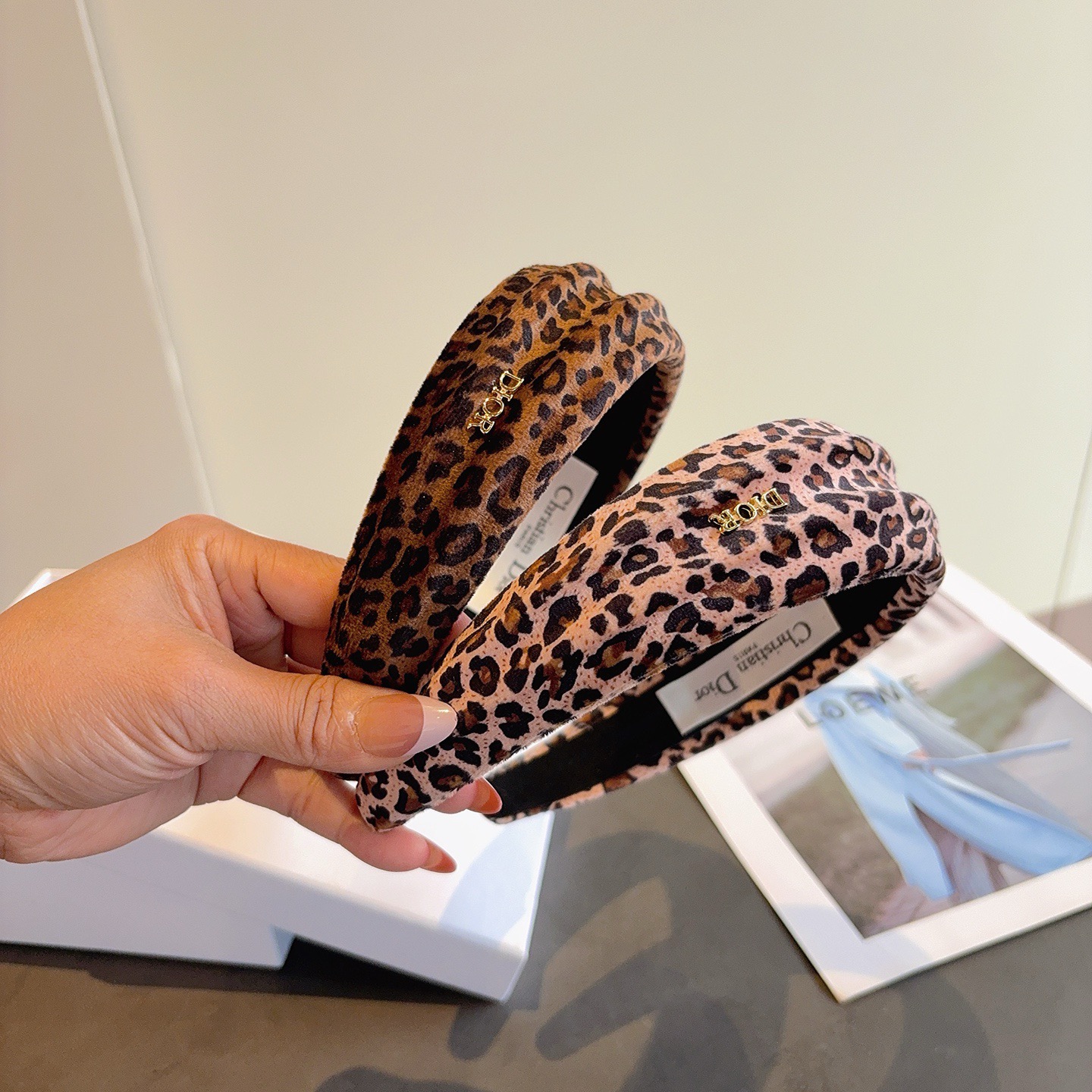 NO:640972,Comes with packaging Dior (Dior) new flocked big-name headbands, Internet celebrity hot headbands, let your charm bloom. Fresh and ladylike style makes fashion simpler. Hairpins, hairpins, dior, dior, hairpins19860909配包装 Dior（迪奥）新款植绒大牌发箍, 网红爆款头箍、让你的魅力绽放 清新淑女范让时尚更简单.发夹,发夹,dior,dior,hairpins,accessory