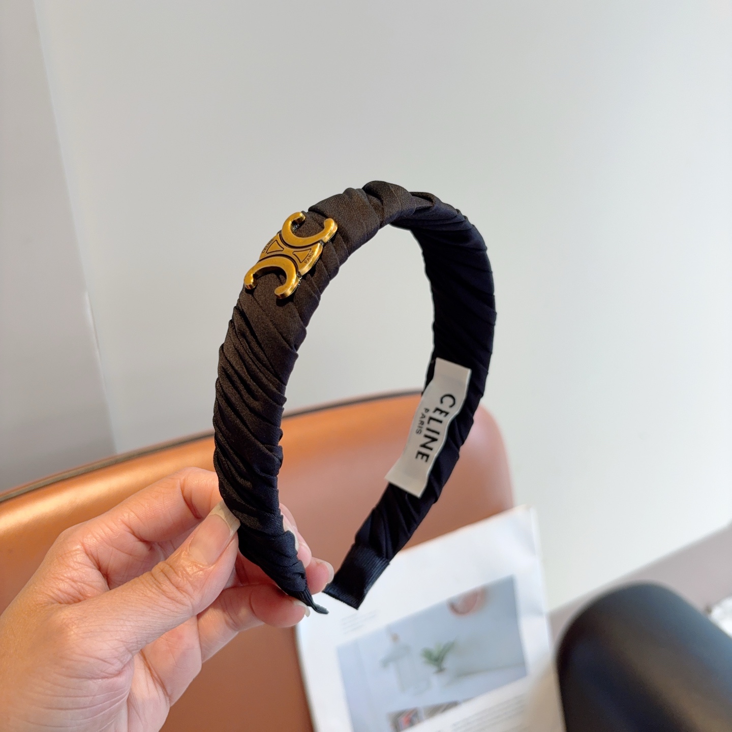 NO:640976,Comes with packaging CELINE Internet celebrity popular headband, comfortable and stress-free to wear, a must-have headgear for styling!  Very fashionable and versatile!  A must-have for goddesses!  Celebrity style. Hairpins, hairpins, celine, celine, hairpins19860909配包装 CELINE（赛琳）网红爆款发箍,佩戴舒适无压力,造型搭配必备头饰！非常时尚百搭！女神必备！名媛范儿.发夹,发夹,celine,celine,hairpins,accessory