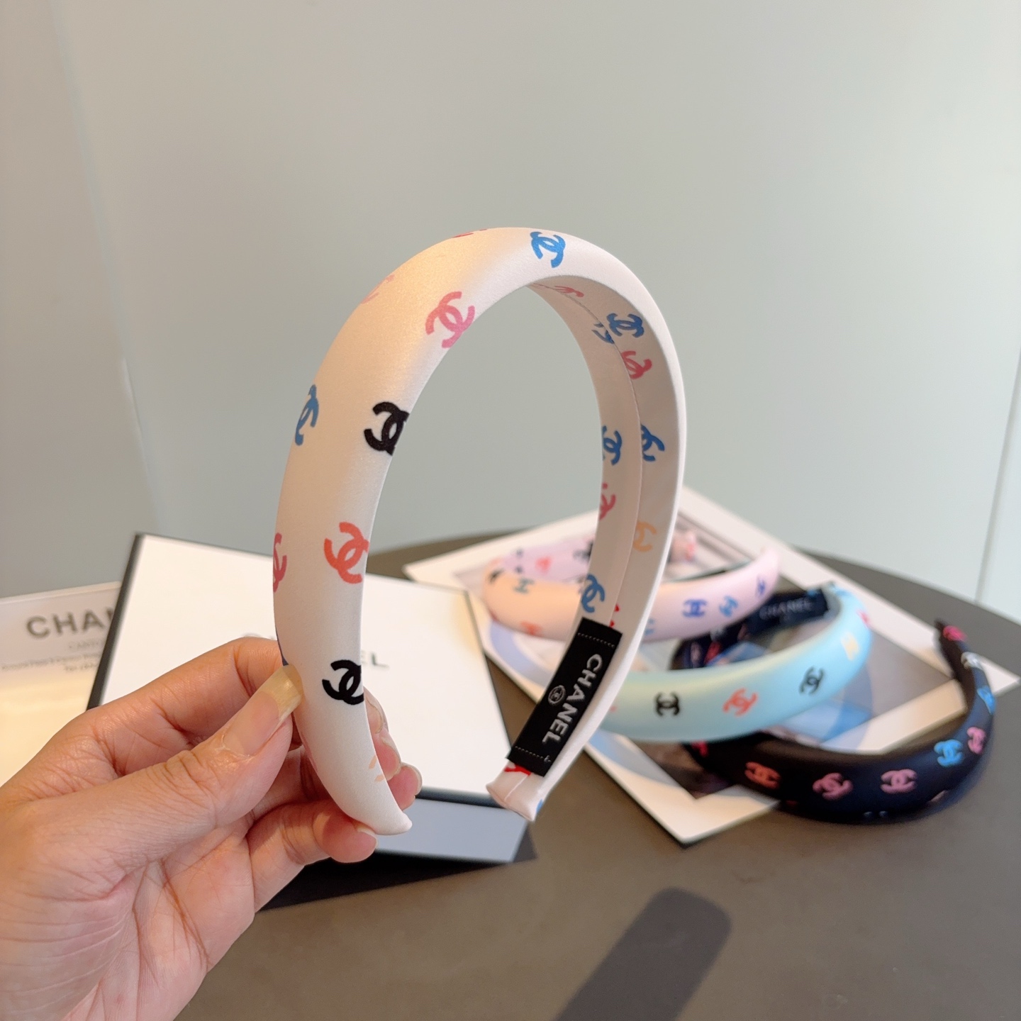 NO:640980,Comes with packaging CHANEL (Chanel) new exquisite sponge small fragrance hairband, retro headband, recommended by Internet celebrities. Matched with high-end materials, fashionable and versatile. Hairpins, hairpins, chanel, chanel, hairpins19860909配包装 CHANEL（香奈儿）新款精致海绵小香发箍,复古头箍,网红爆款推荐 搭配高端材质,时尚百搭.发夹,发夹,chanel,chanel,hairpins,accessory